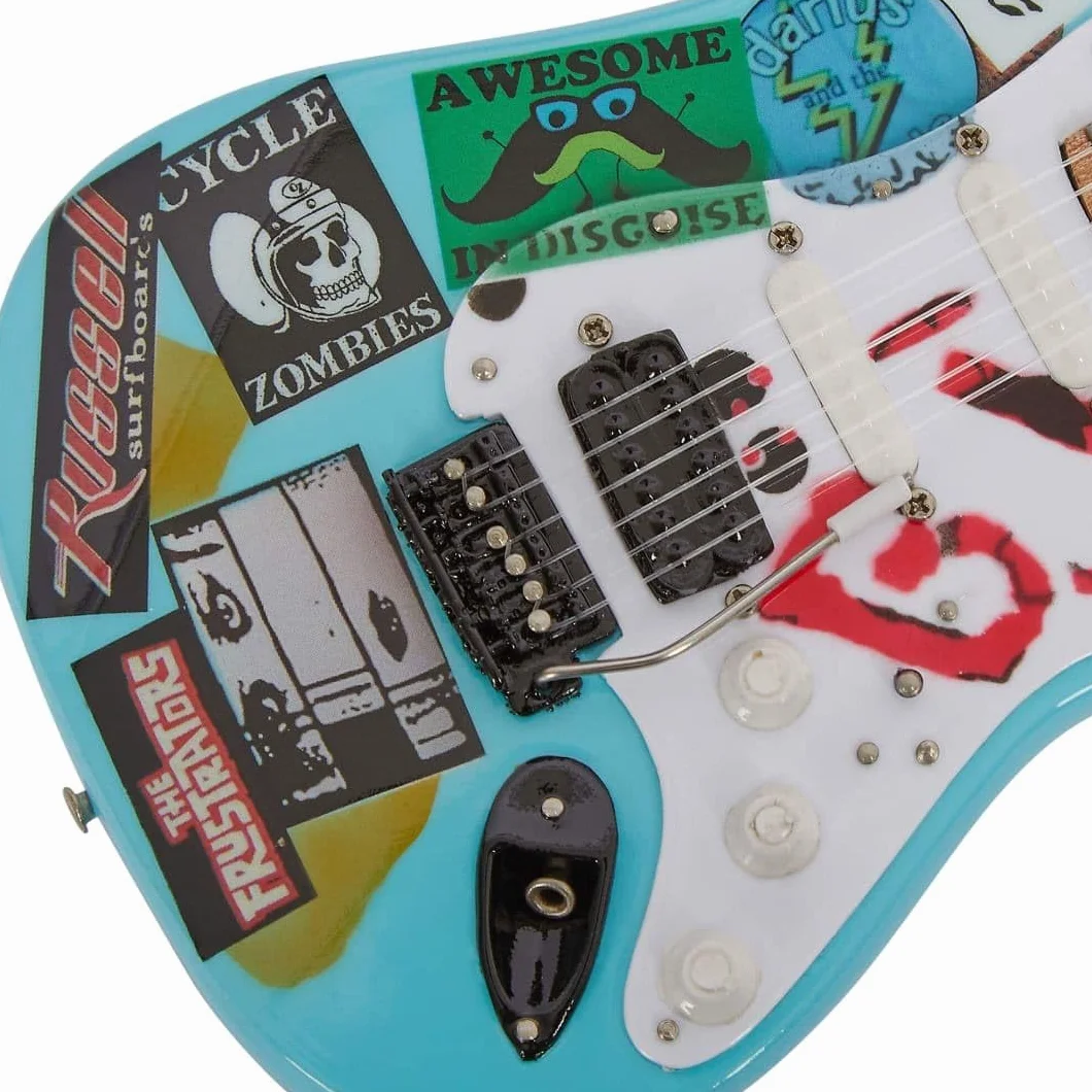 Billie Joe Armstrong - miniaturowa replika gitary - prezenty muzyczne - ręcznie robiona ozdobna skala 1/4 - zawiera pudełko ekspozycyjne, plakietkę z imieniem i miniaturowy stojak na gitarę