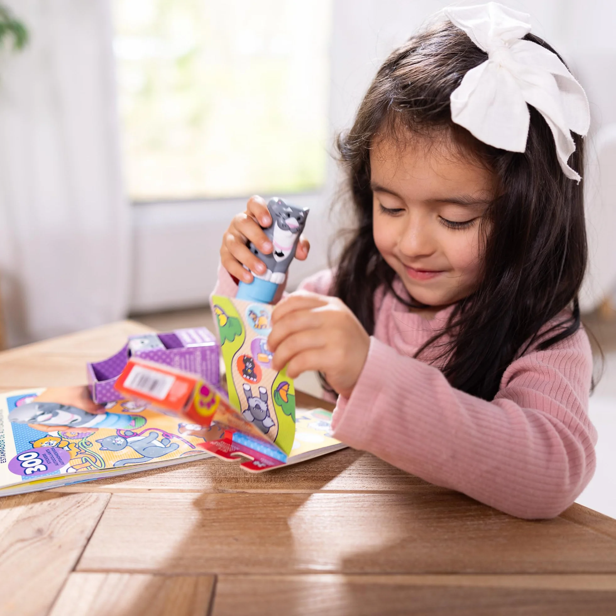 Melissa & Doug Naklejka Wow!™ Pakiet kota: 24-stronicowa podkładka do aktywności, stempel naklejki, mini podkładka do aktywności, 500 naklejek, sztuka i rzemiosło zabawka Fidget kolekcjonerska postać