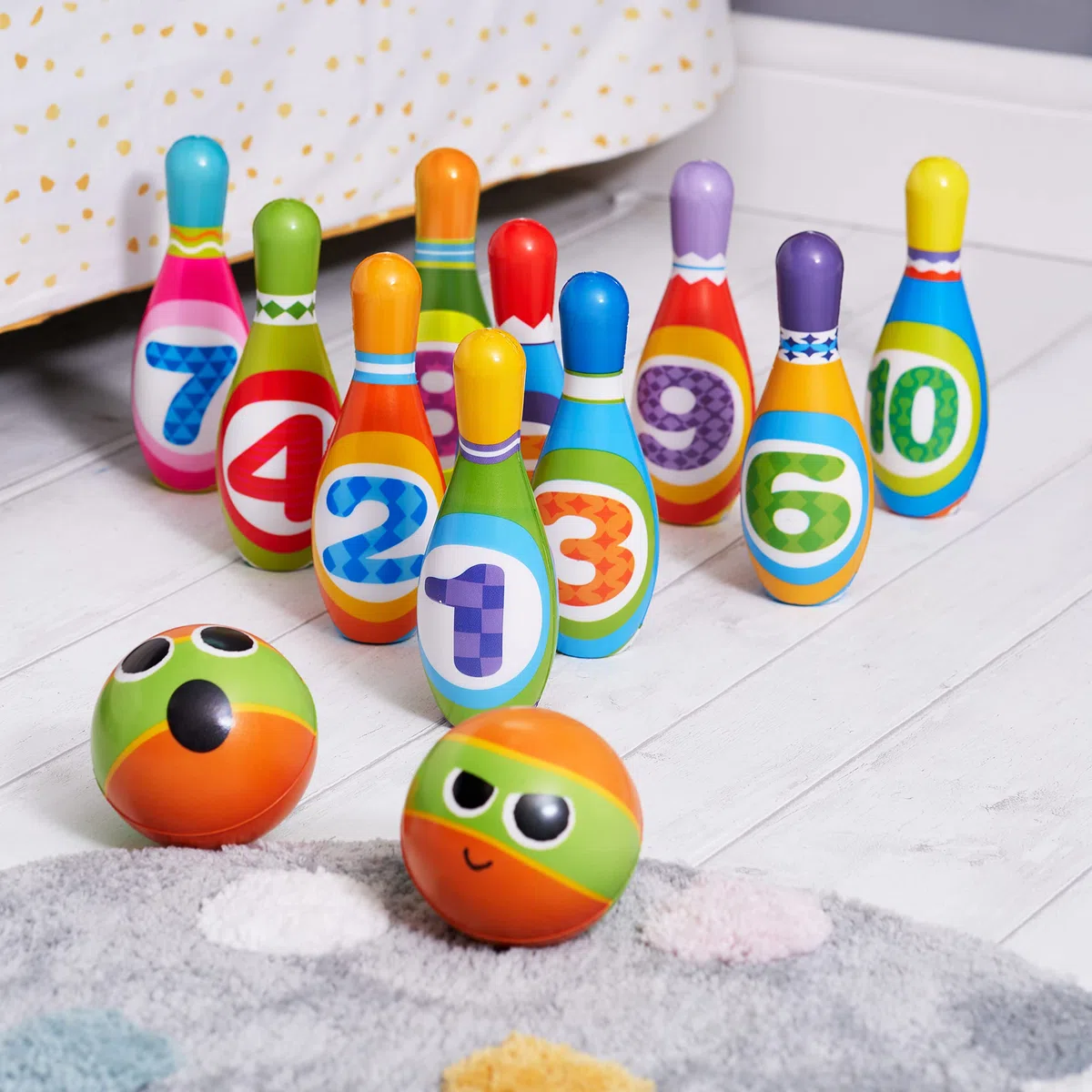 THE TWIDDLERS Zestaw kręgli z miękkiej pianki dla dzieci z 2 piłkami - edukacyjna i zabawna gra w kręgle dla małych dzieci i dzieci - gra w kręgle dla maluchów - idealna zabawka na zewnątrz dla