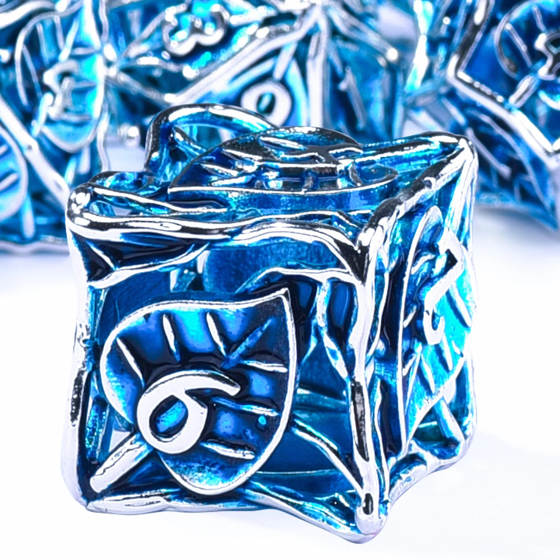 SIQUK 7 sztuk DND zestaw kostek, metalowe wielościenne puste kostka do gry, lochy i smoki, do D&D, MTG, RPG (niebieskie i srebrne)