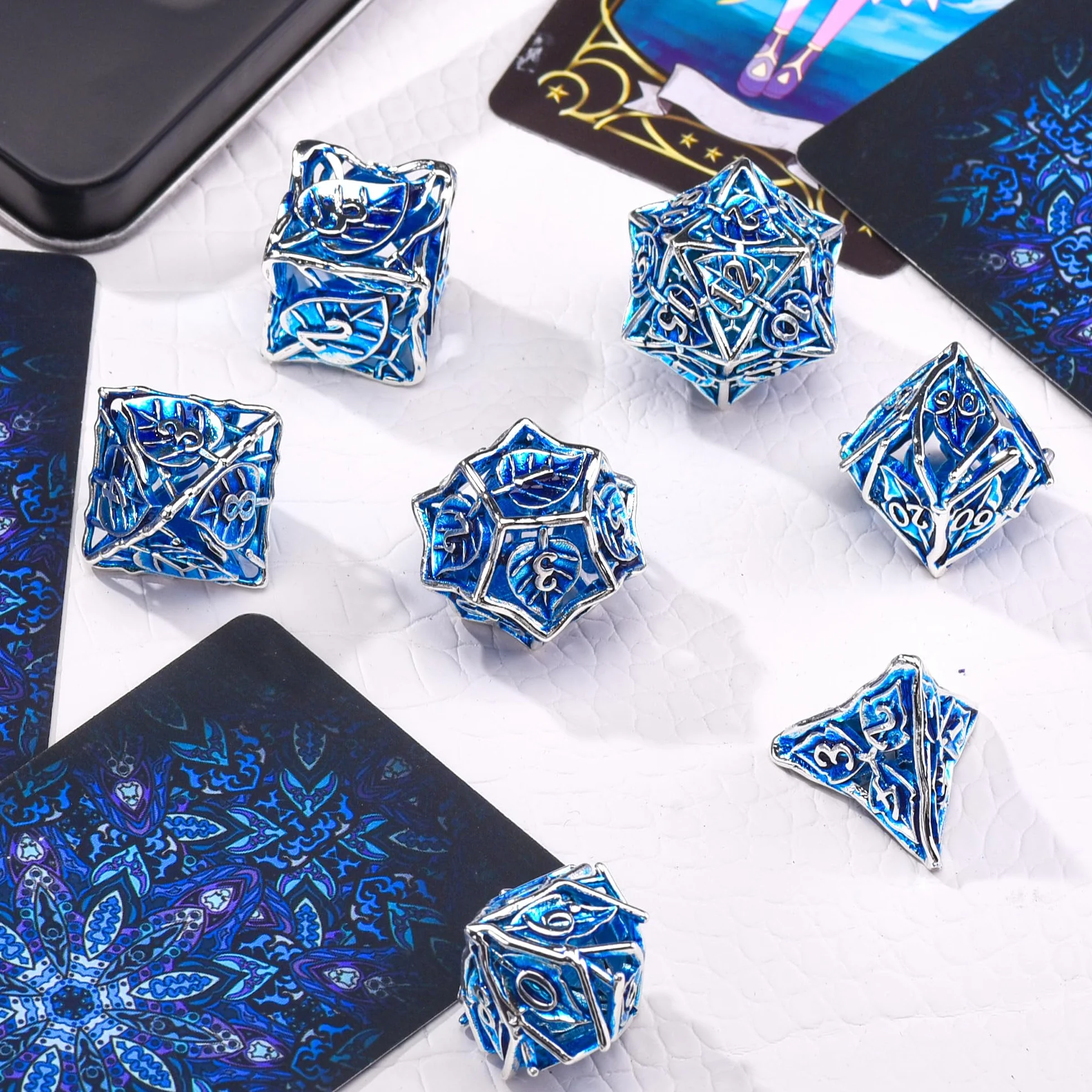 SIQUK 7 sztuk DND zestaw kostek, metalowe wielościenne puste kostka do gry, lochy i smoki, do D&D, MTG, RPG (niebieskie i srebrne)
