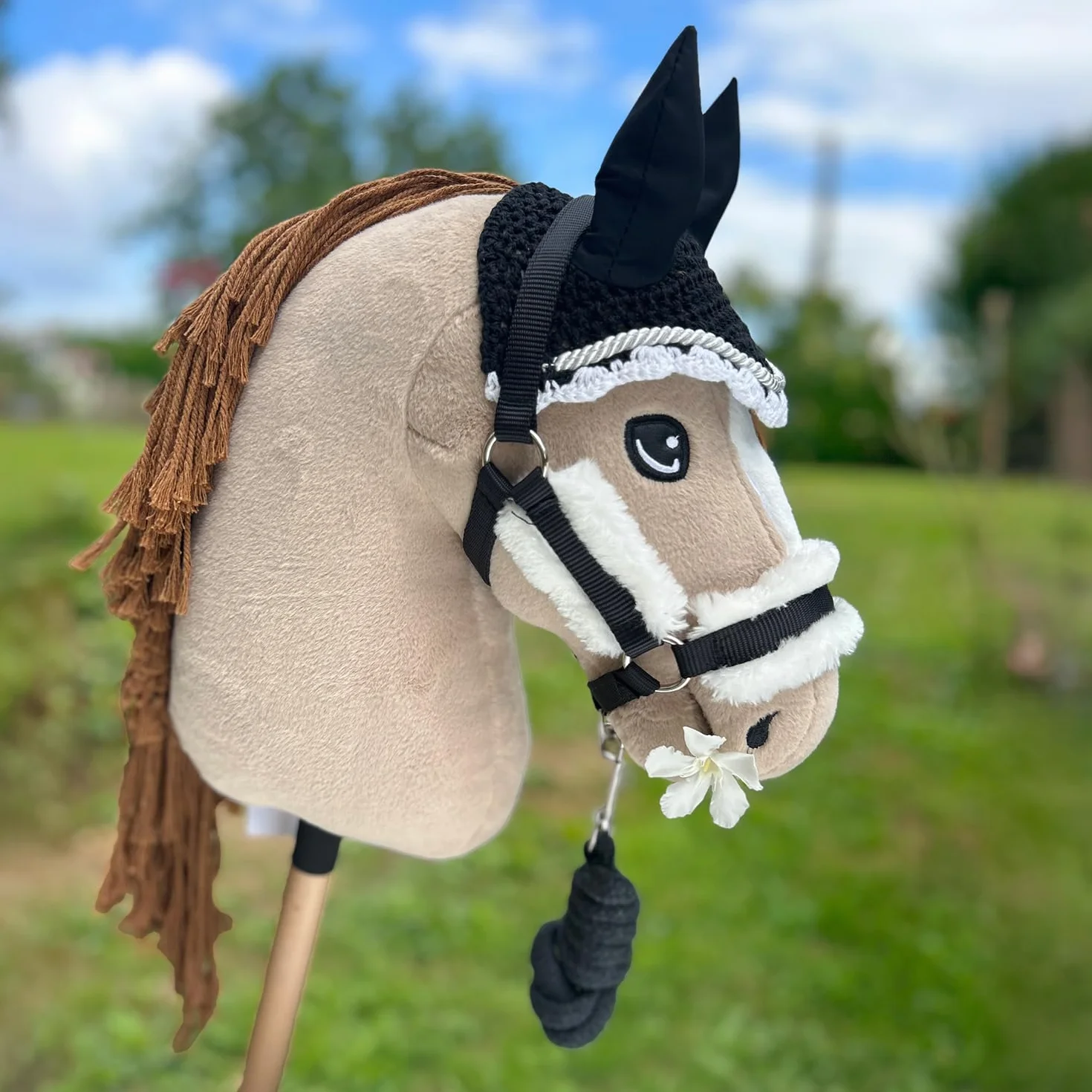 Hobby Horse Beige A3, kompletny kij koń z siatką, mors, lejce, kantar i czarno-biała czapka przeciw owadom. kij do hobby koni dla dzieci i młodzieży