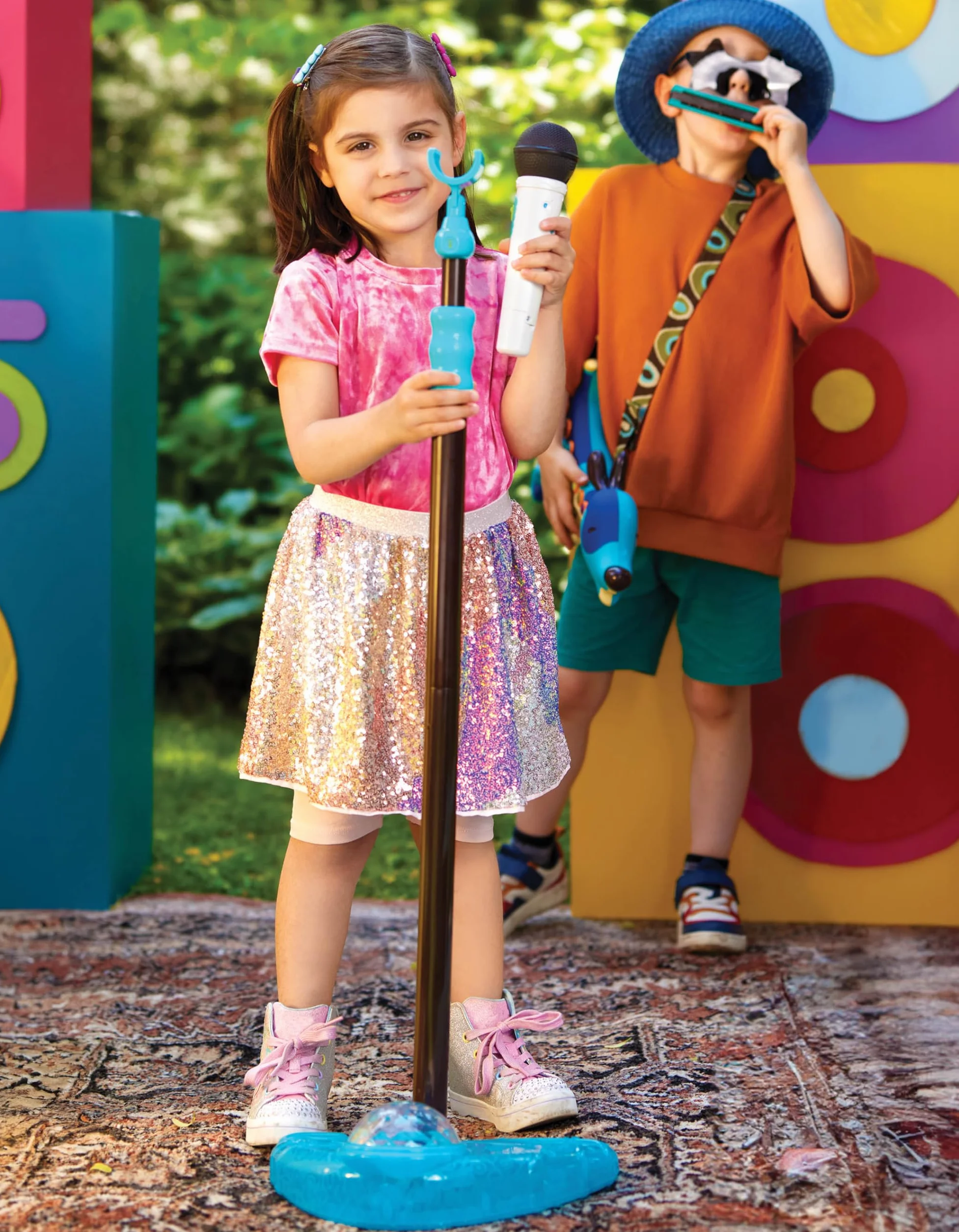 B. toys Mikrofon zabawkowy Mic it Shine z podstawką podświetlaną – wysuwany mikrofon z funkcją Bluetooth i podstawą oświetleniową dla dzieci od 3 lat (biały)