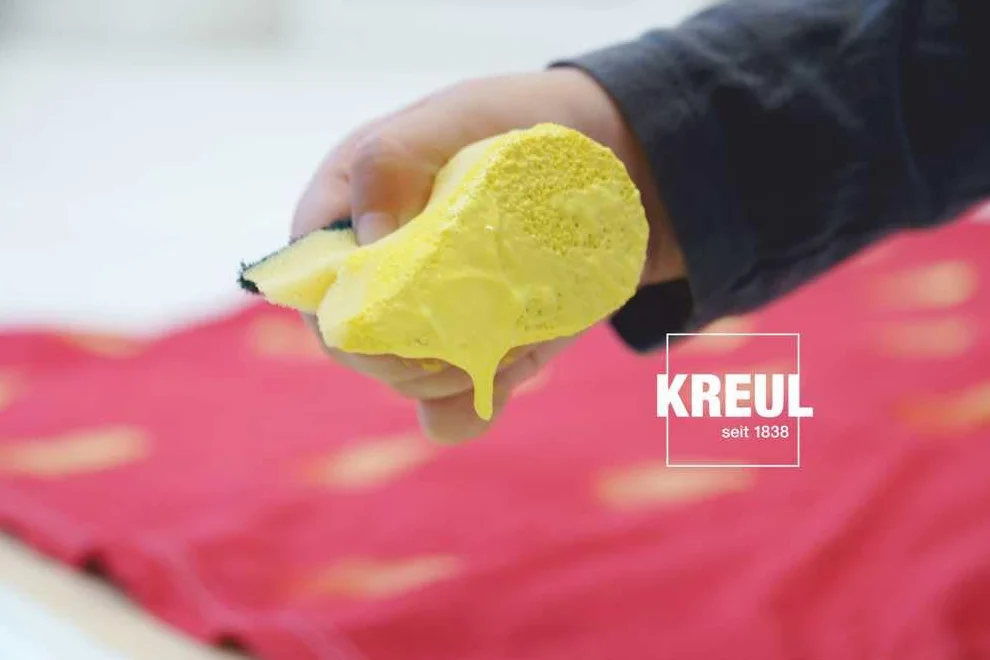 KREUL 28400 - Mucki Tekstylne Farby do Palców, 4 x 150 ml żółty, czerwony, zielony, niebieski, intensywne kolory wodne dla dzieci 2+