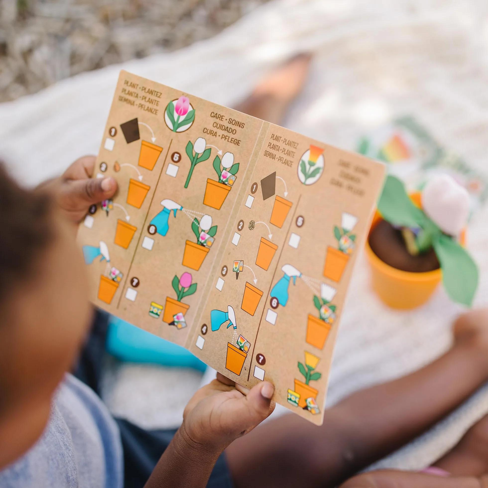 Melissa & Doug Let's Explore Flower Gardening zestaw do zabawy w ogrodzie, zabawka udawana | wiek 3 + | prezent dla chłopca lub dziewczyny