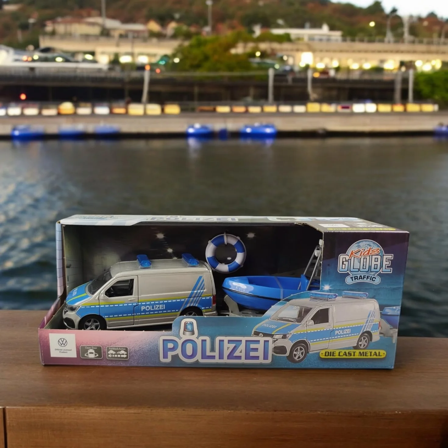 Kids Globe VW Transporter Policja z łodzią DE Die Cast Pull Back 29 cm, zabawka dla dzieci, 520360