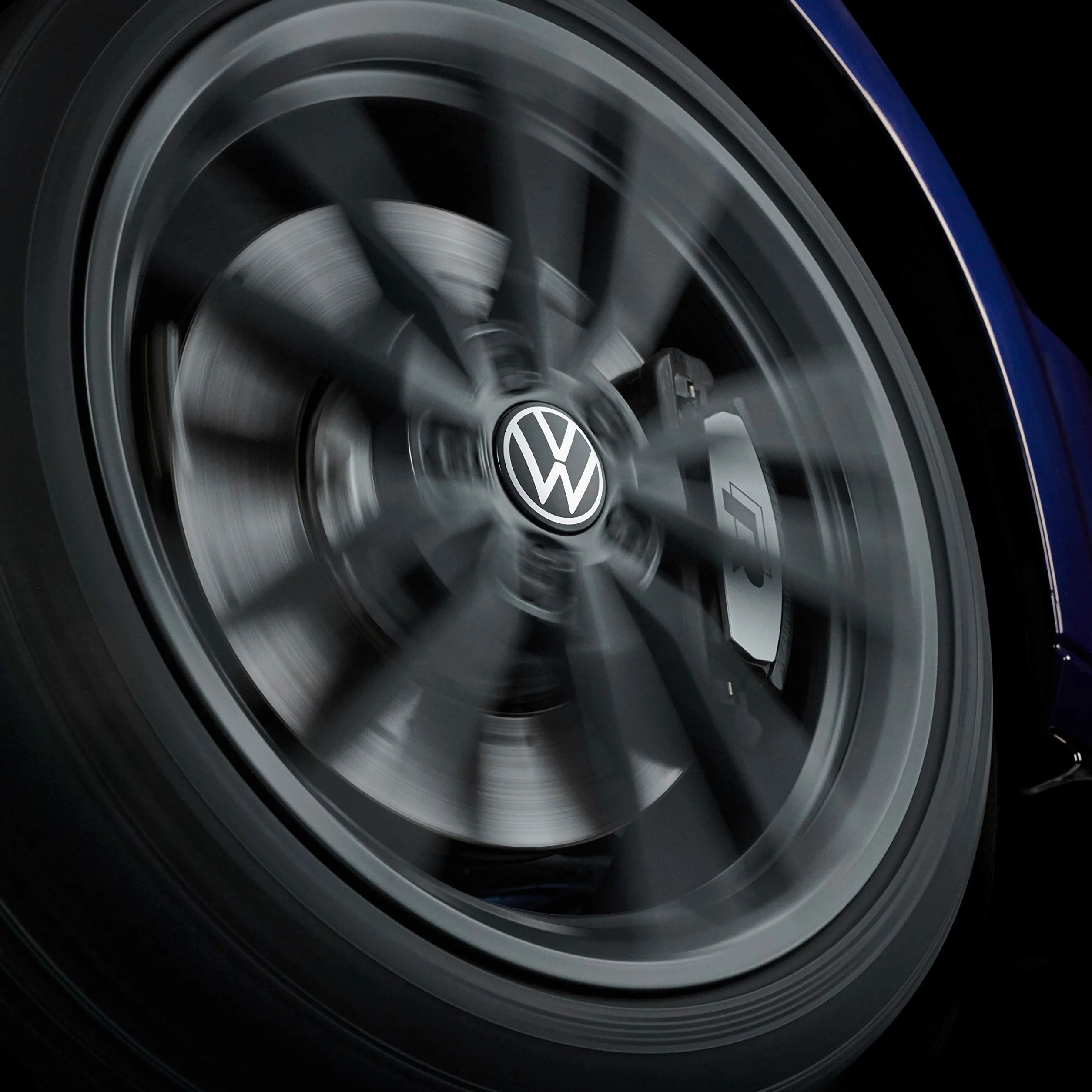 Volkswagen 000071213D zaślepka piasty do felg LM, dynamiczna, ze stojącym logo w trybie jazdy