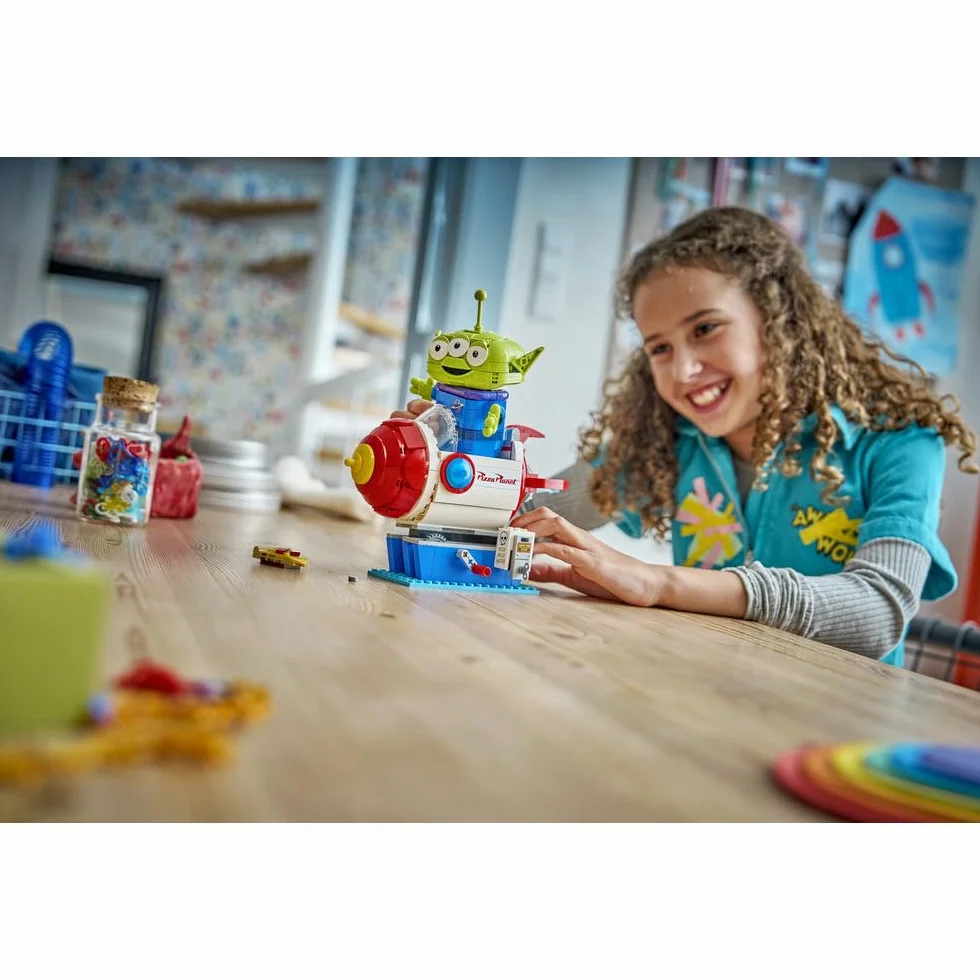 LEGO ǀ Disney i Pixar Kosmita z bujaną rakietą Pizza Planet, zabawka dla dzieci od 9 lat, ruchoma figurka kosmity, ozdoba do pokoju dziecięcego, pomysł na prezent dla chłopca i dziewczynki 43307