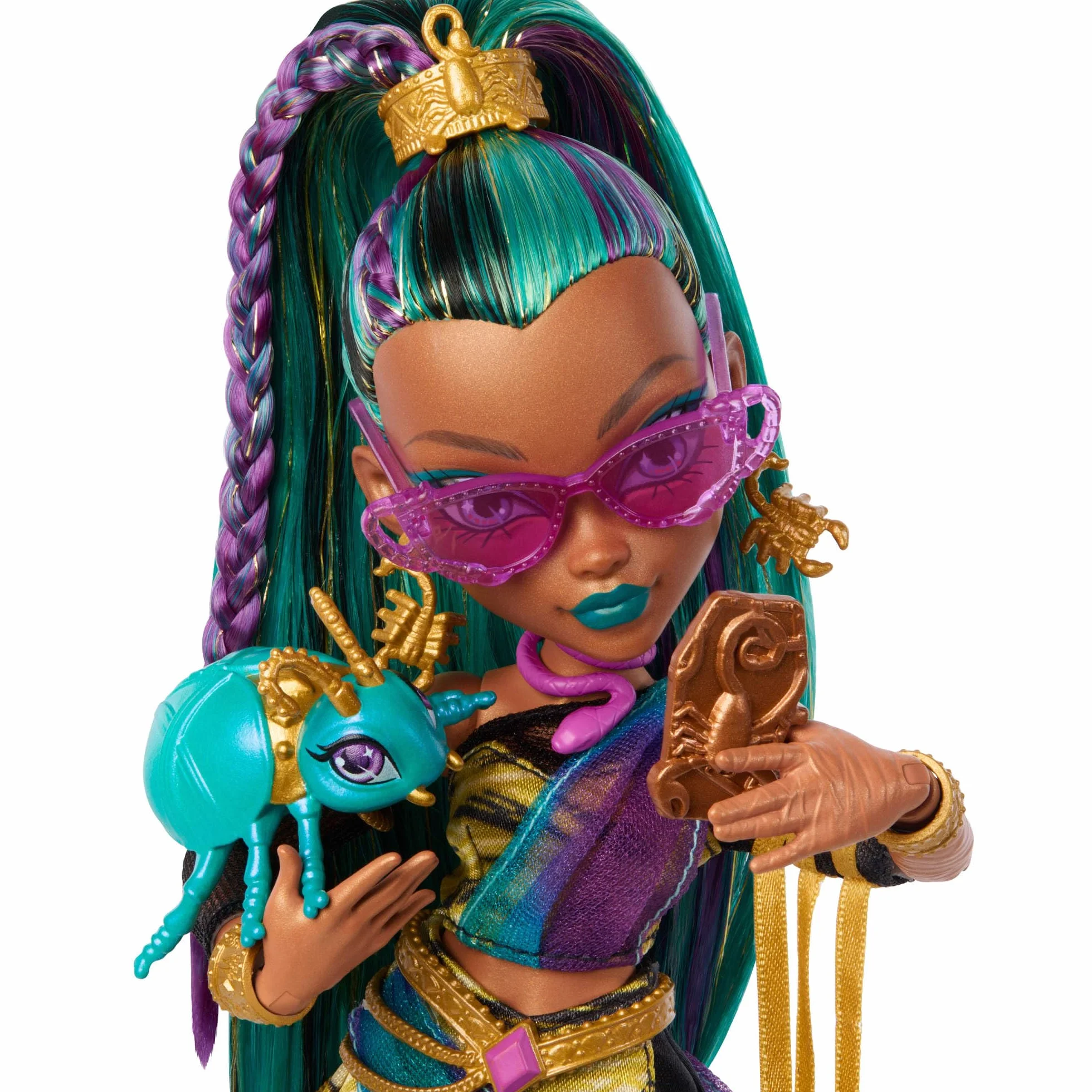 Monster High Nefera de Nile Lalka podstawowa, królewska mumia w sukience + skarabeusz Lavish i 7 akcesoriów, w tym torebka, „laptop”, okulary przeciwsłoneczne, zabawka dla dzieci 4+, JDR48