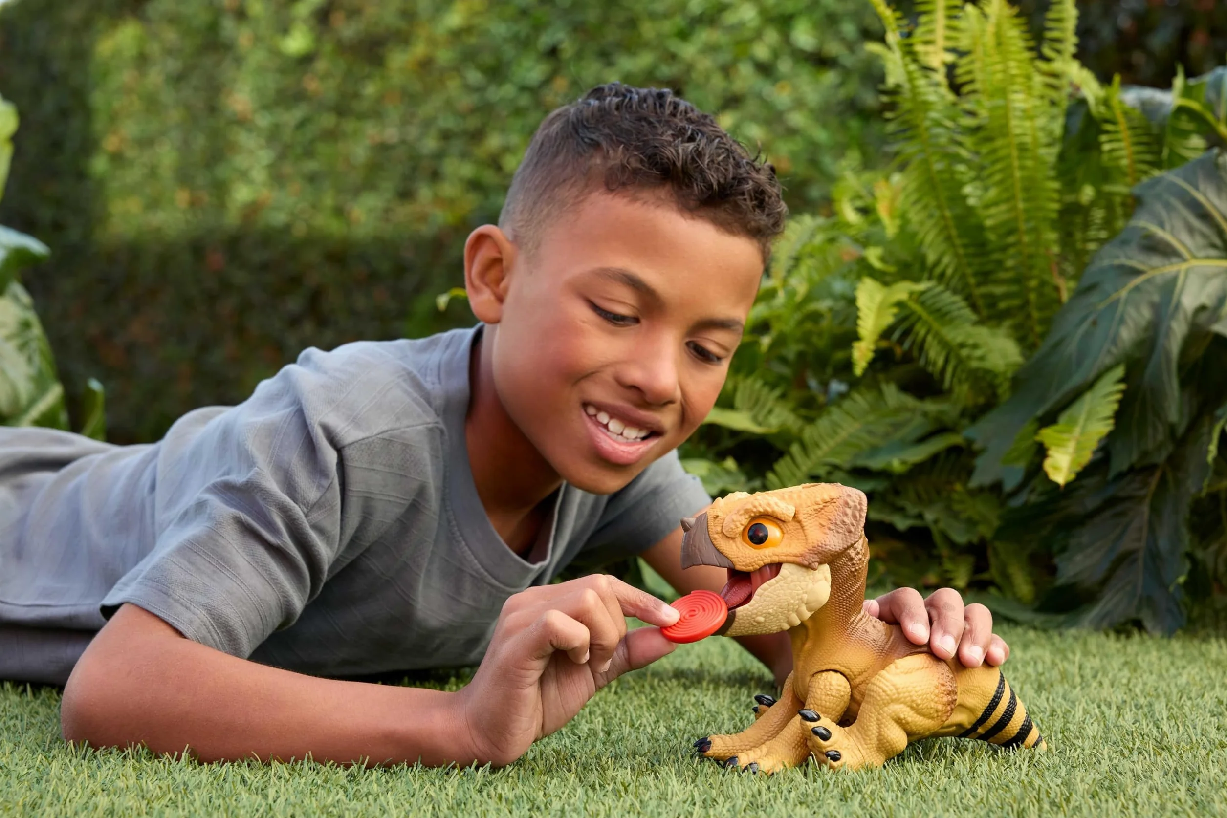Mattel Jurassic World: Odrodzenie Aquilops Interaktywny przyjaciel dinozaur zabawka, figurka interaktywna z ruchem i dźwiękami, elektroniczna zabawka do „tresowania” z „jedzeniem”, JGC01