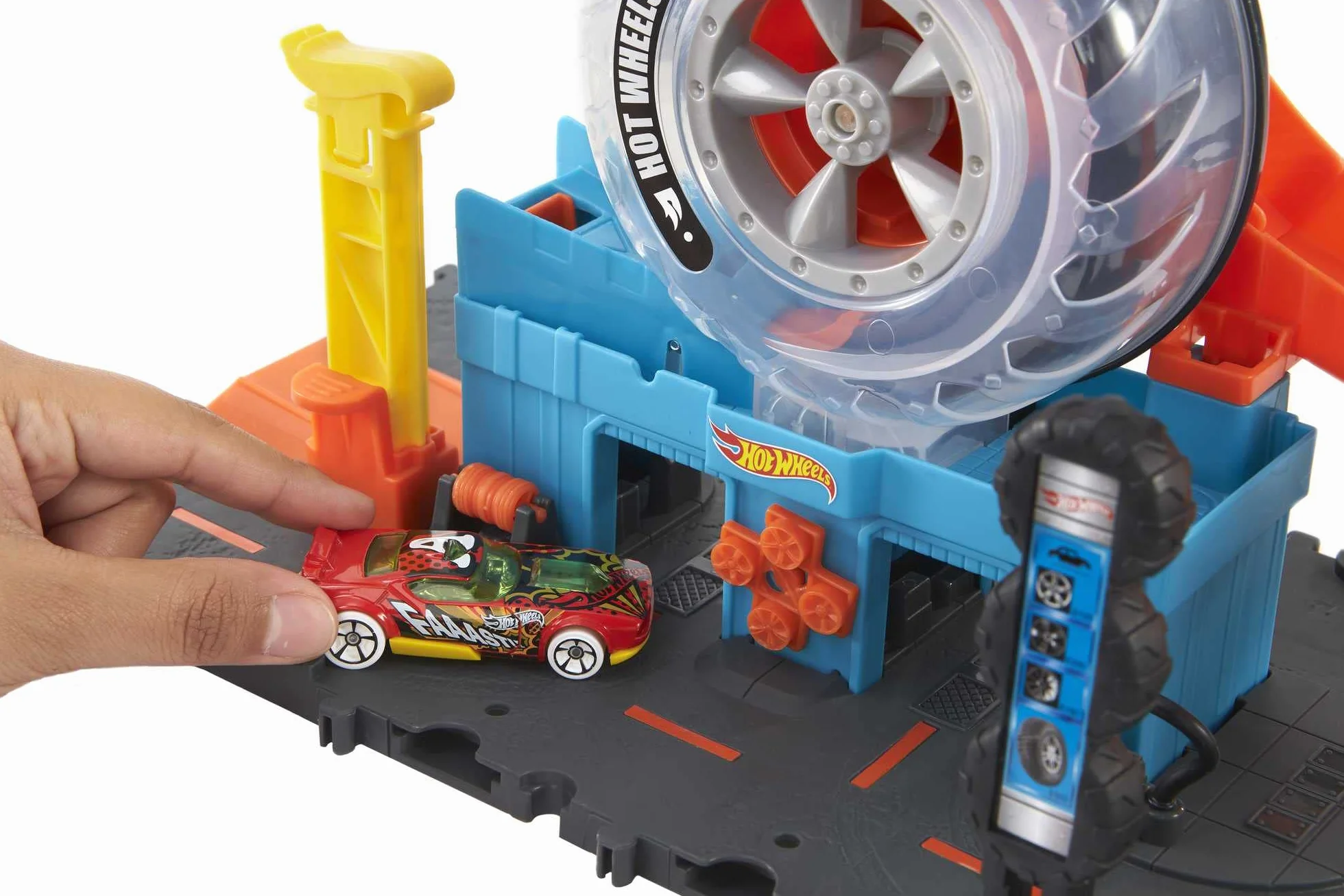 Hot Wheels City Wyścigowy Warsztat opon, zestaw do zabawy z 1 pojazdem Hot Wheels, zakręć kluczem, aby przewozić samochodziki po warsztacie, prezent dla dzieci od 4 do 8 lat, HDP02