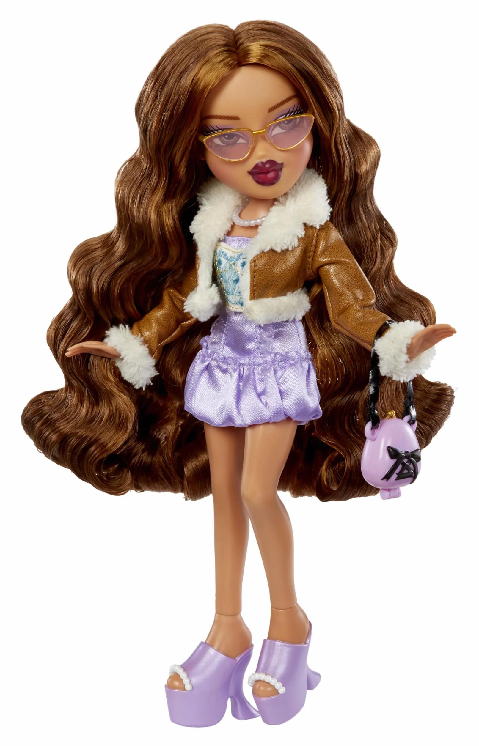Bratz Goin' Out! Doll - Yasmin - Kolekcjonerska Modna Lalka z Akcesoriami, Zawiera Strój, Torebkę, Okulary Przeciwsłoneczne i Szczotkę - Zabawka dla Dzieci - Odpowiednia dla Dzieci w Wieku od 6 Lat