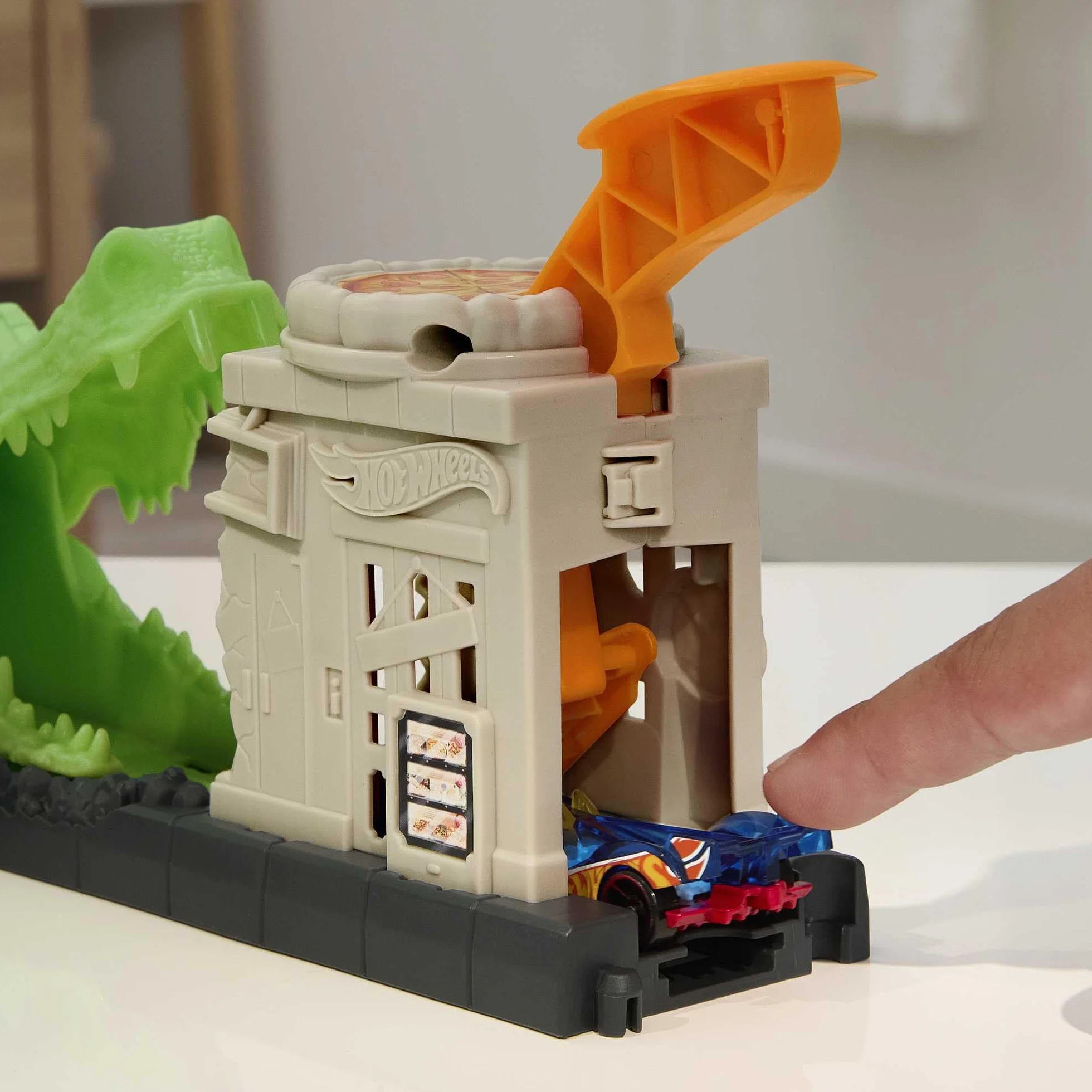 Hot Wheels City Pętla krokodyla Zestaw tematyczny z motywem pizzy, torem łączącym się z innymi zestawami i 1 pojazdem Hot Wheels HKX39