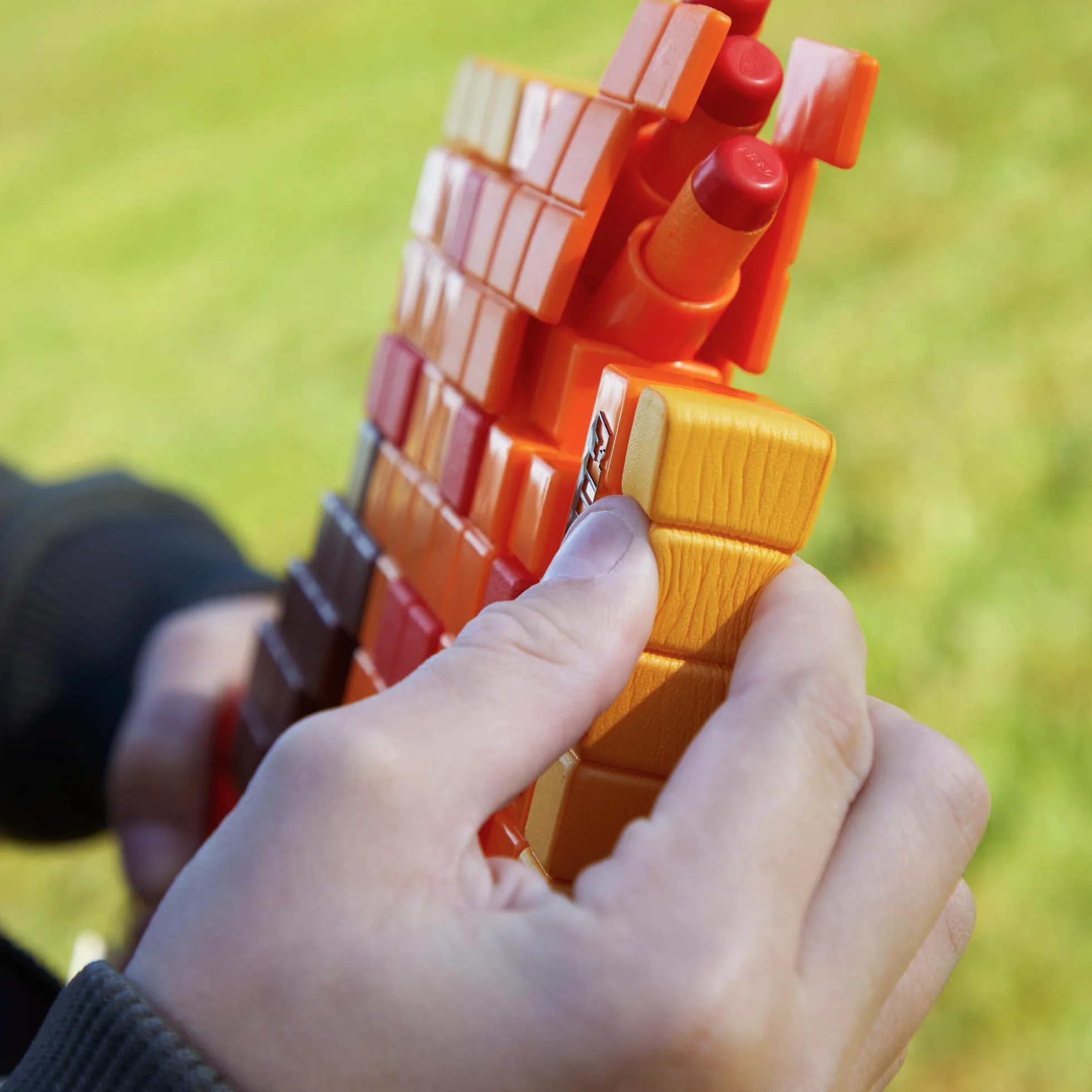 NERF Minecraft Firebrand: Toporek do rzucania, 6 elitarnych rzutków piankowych, projekt inspirowany grą, rozwijane gruntowanie, zabawki