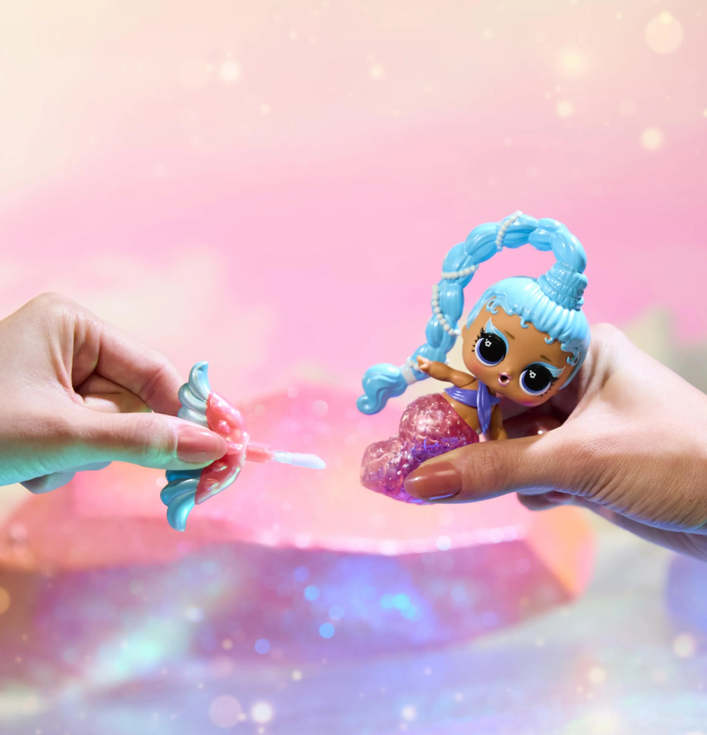 L.O.L. Surprise! Mermaids Makeover Magic Tots – Zestaw do Tworzenia Błyszczyków dla Ciebie i Twojej Lalki. Mieszaj i Twórz Własny Makijaż, Baw się w Wodzie! Do Zebrania 6 Laleczek. Dla Dzieci od 4 Lat