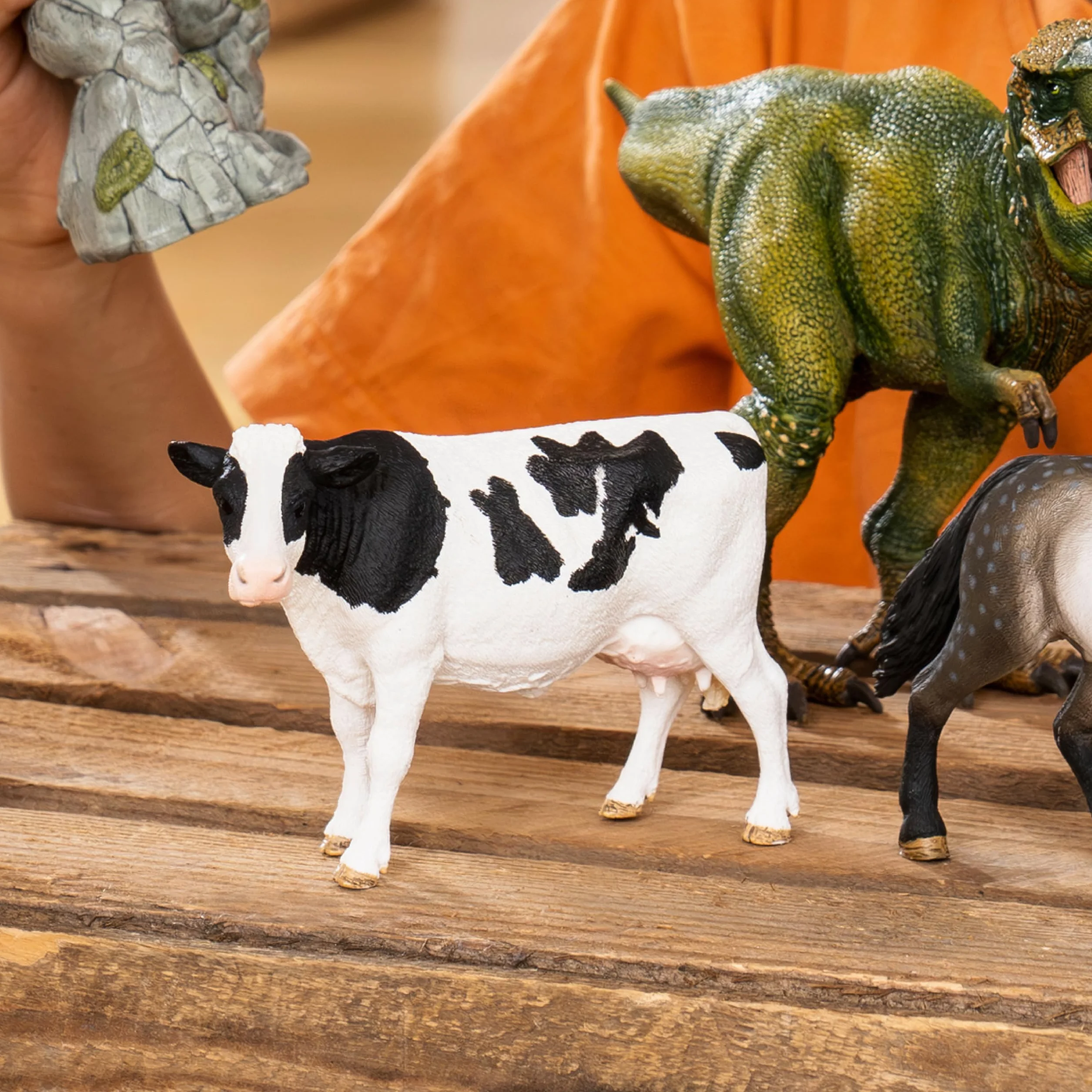 schleich FARM WORLD | Krowa holsztyńska 13797 | figurka zwierzęcia z farmy | szczegółowa figurka zwierzęcia | prezent dla dziewczynek i chłopców | zabawka farma od 3 lat | 13 x 6 x 8 cm