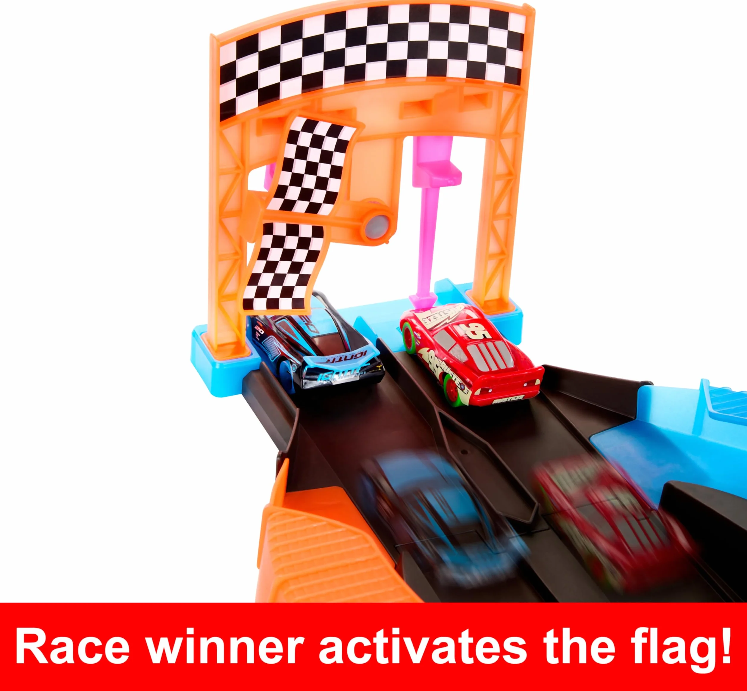 Mattel Cars Auta Glow Racers Nocny wyścig Tor świecący w ciemności Zestaw z 2 pojazdami świecącymi w ciemności (Zygzak McQueen i Jackson Sztorm) HPD80