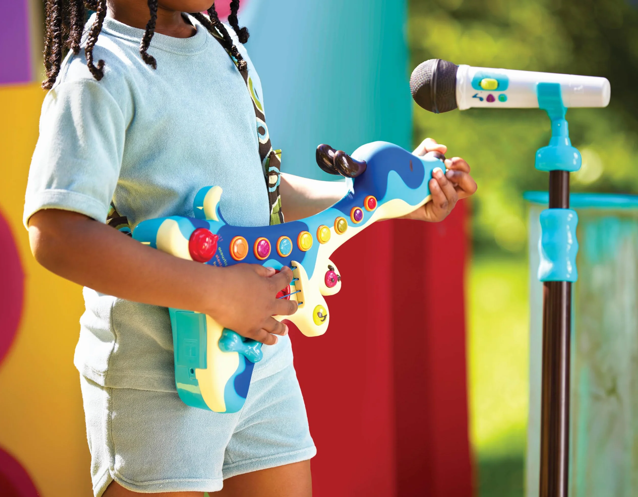 B. toys Mikrofon zabawkowy Mic it Shine z podstawką podświetlaną – wysuwany mikrofon z funkcją Bluetooth i podstawą oświetleniową dla dzieci od 3 lat (biały)