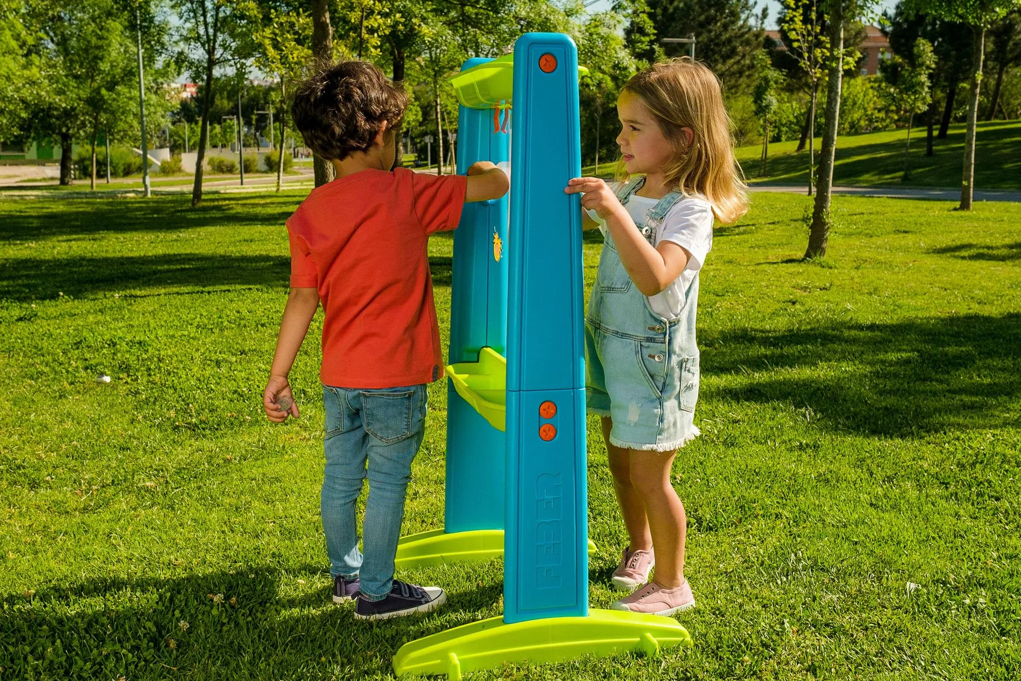 FEBER - Art & Fun Board Przezroczysty łupek w kształcie sztalugi dla dzieci do malowania i zabawy, z 4 kolorowymi pisakami, naklejkami i klipami do umieszczania papierów i kalki, słynny (800013532)
