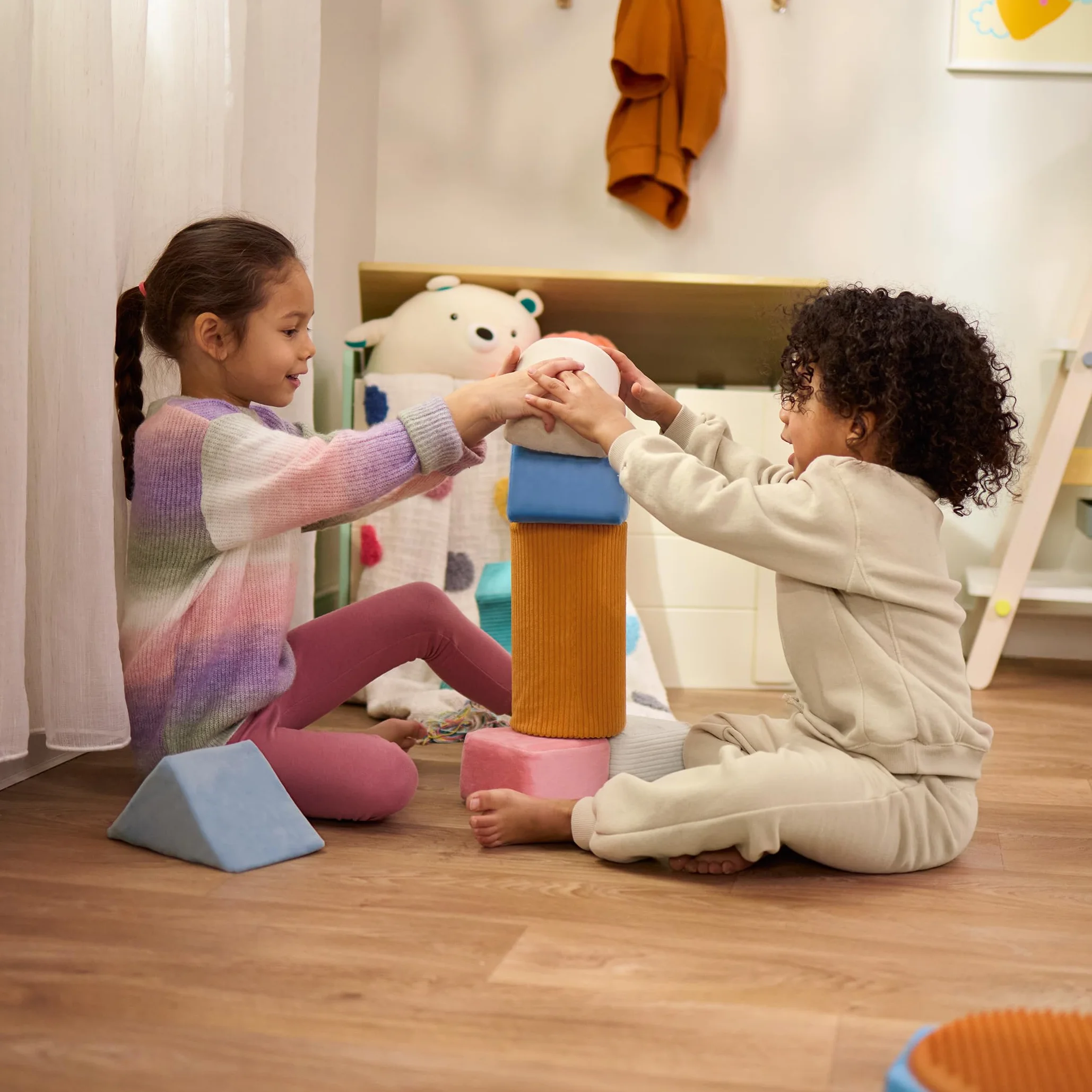 B. Toys sensoryczne klocki konstrukcyjne dla dzieci, 8 sztuk, teksturowane klocki dla dzieci w wieku 6-12 miesięcy, miękkie geometryczne kształty z pokrowcem z tkaniny dotykowej, piankowe klocki