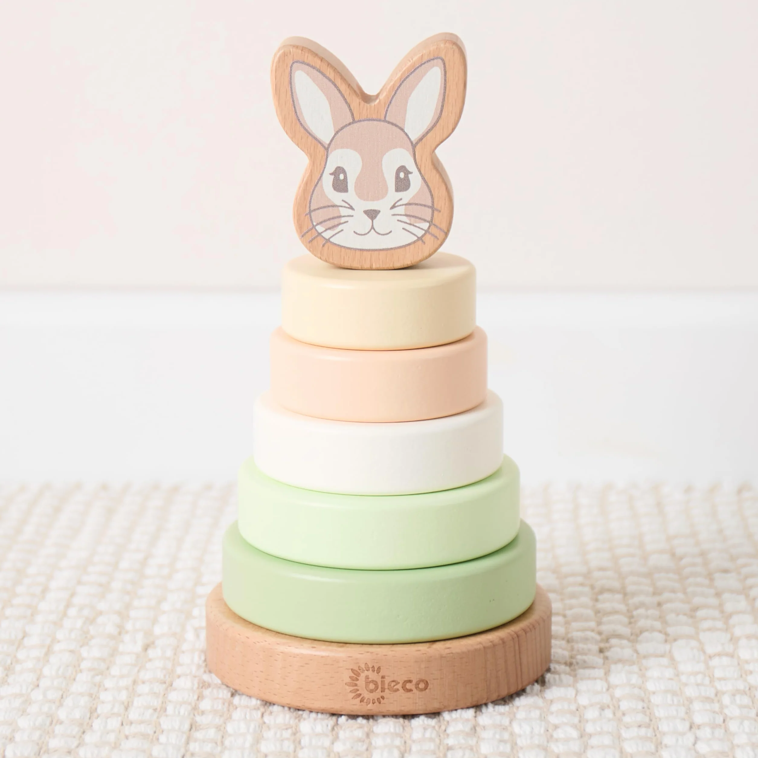 BIECO Wieża do układania Baby Rabbit Fine | Zrównoważone drewno FSC® | 19 cm | Gra wtykowa od 1 roku Pierścienie do układania dla niemowląt Drewniana zabawka dla niemowląt od 1 roku Wieża do układania
