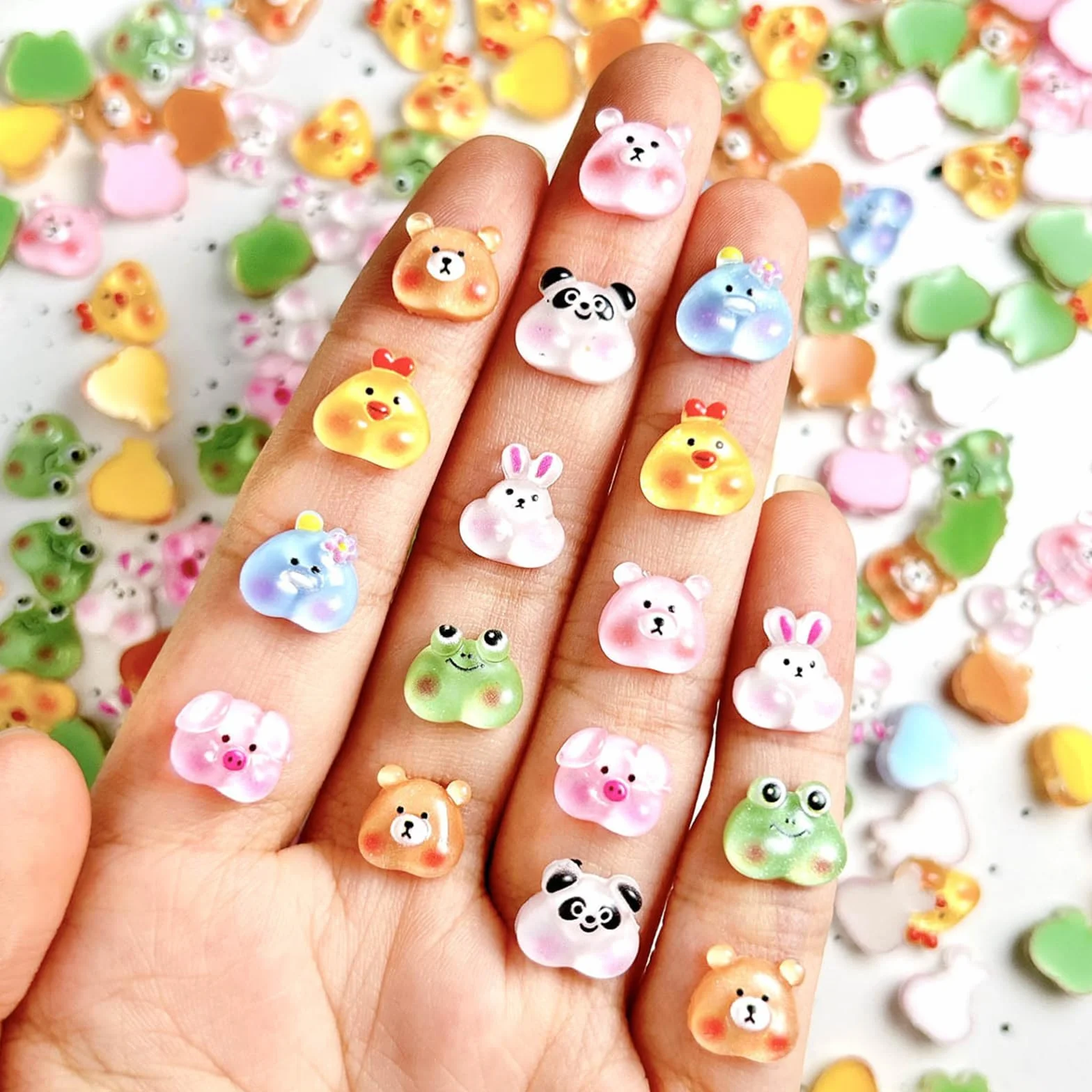 150 sztuk mini figurek zwierzęcych wykonanych z żywicy, urocze małe stworzenia z żywicy, kolekcja zawieszek z kreskówek, modele małych zwierząt, dekoracje z żywicy do samodzielnego zdobienia