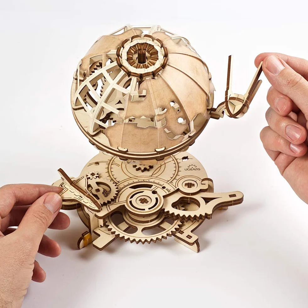 UGEARS Puzzle 3D z drewna, prezent na Dzień Ojca, obracający się drewniany zestaw do budowy – mechaniczny globus z promem i sputnikiem – samodzielnie montowane drewniane zestawy modelarskie dla