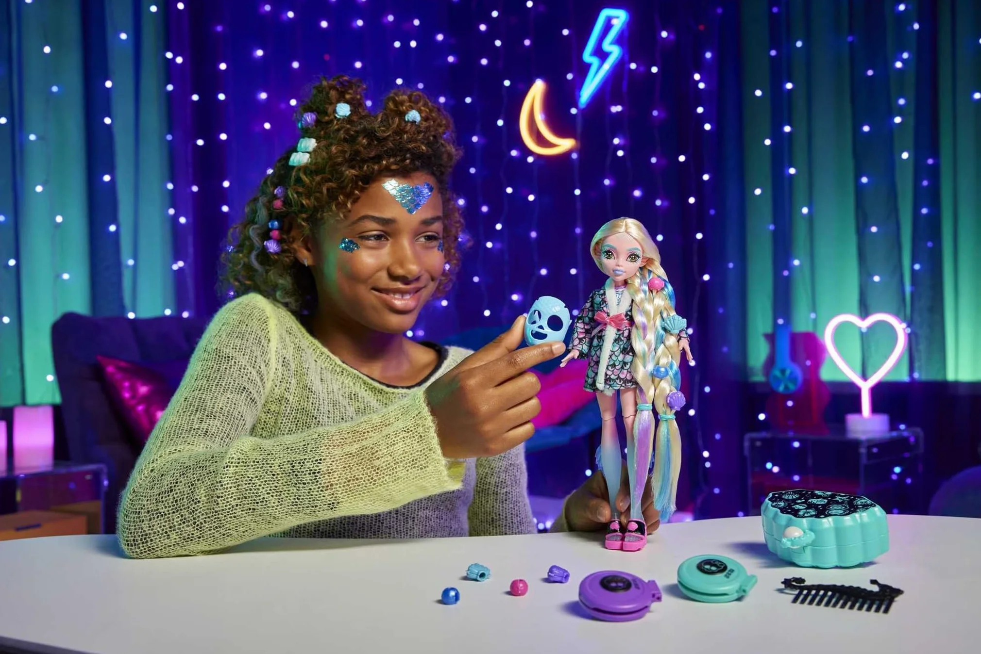 Monster High Lalka, Lagoona Blue Spa Day zestaw z akcesoriami do noszenia i udostępniania, takimi jak spinki do włosów, kreda do włosów i tatuaże (HKY69)