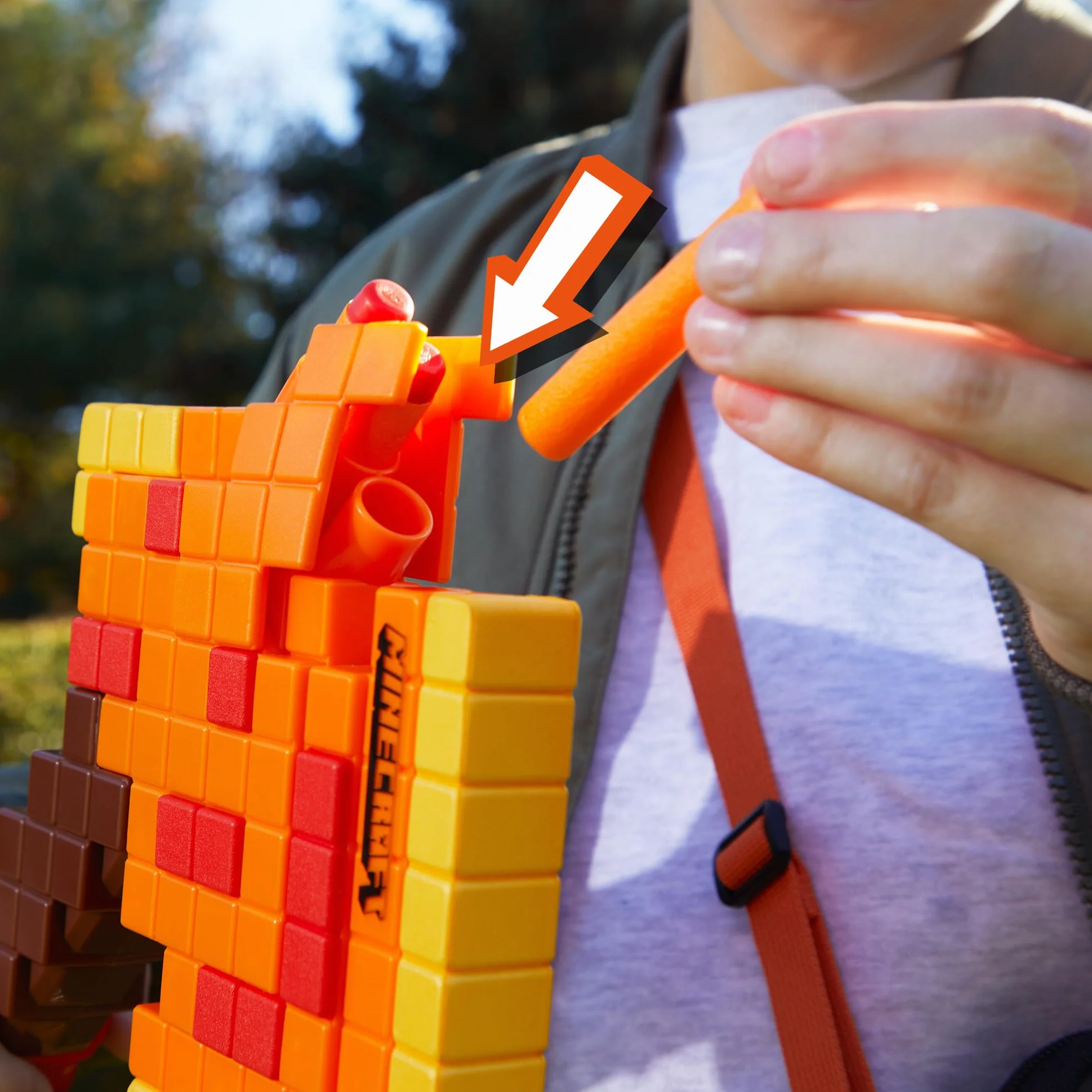 NERF Minecraft Firebrand: Toporek do rzucania, 6 elitarnych rzutków piankowych, projekt inspirowany grą, rozwijane gruntowanie, zabawki