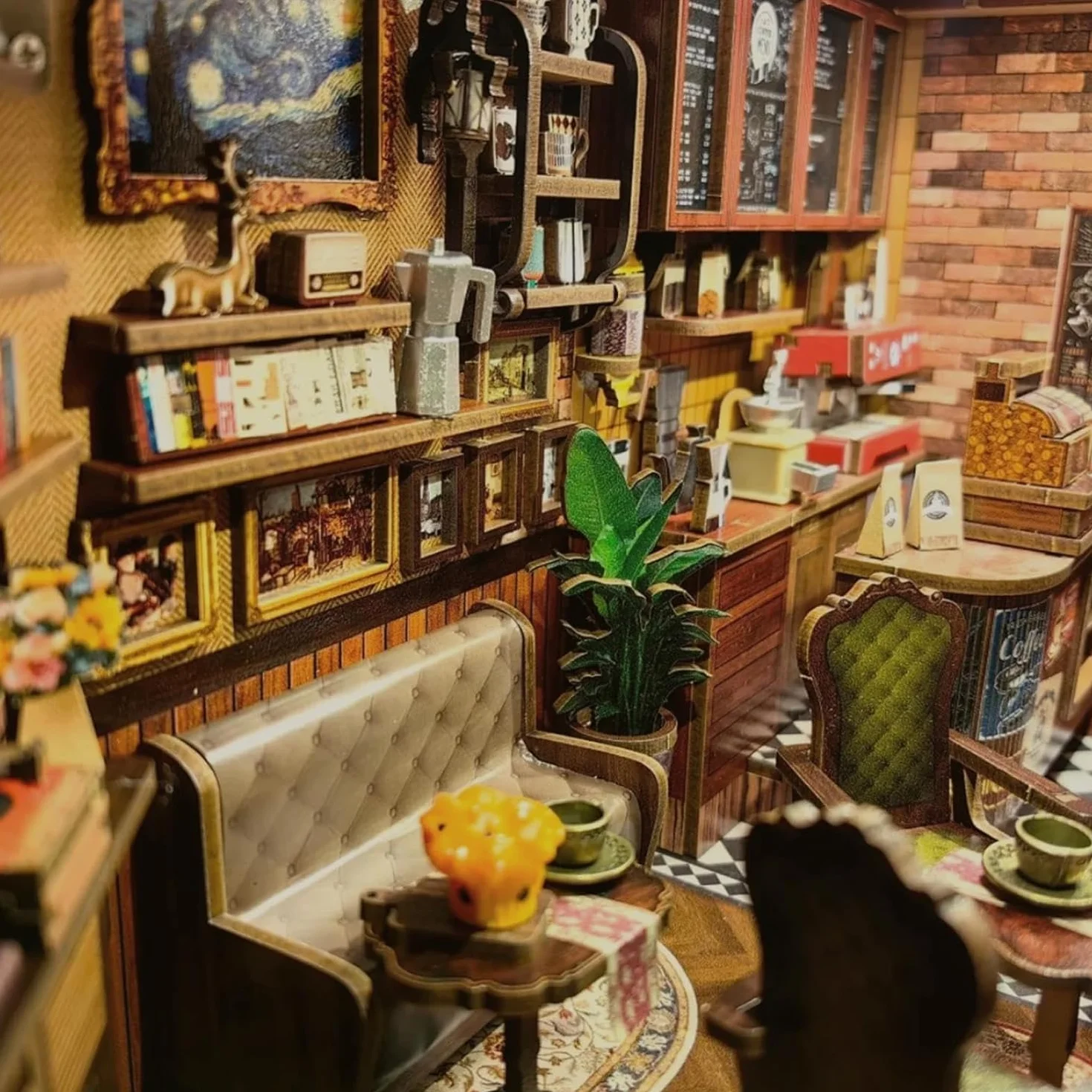CUTEBEE Book Nook – DIY Mini House Miniaturowego Domku Dla Lalek dla Dorosłych z Oświetleniem LED, Układanką 3D i do – Dekoracja Półki na Książki i Pomysł na Prezent (Corner Coffee Shop)