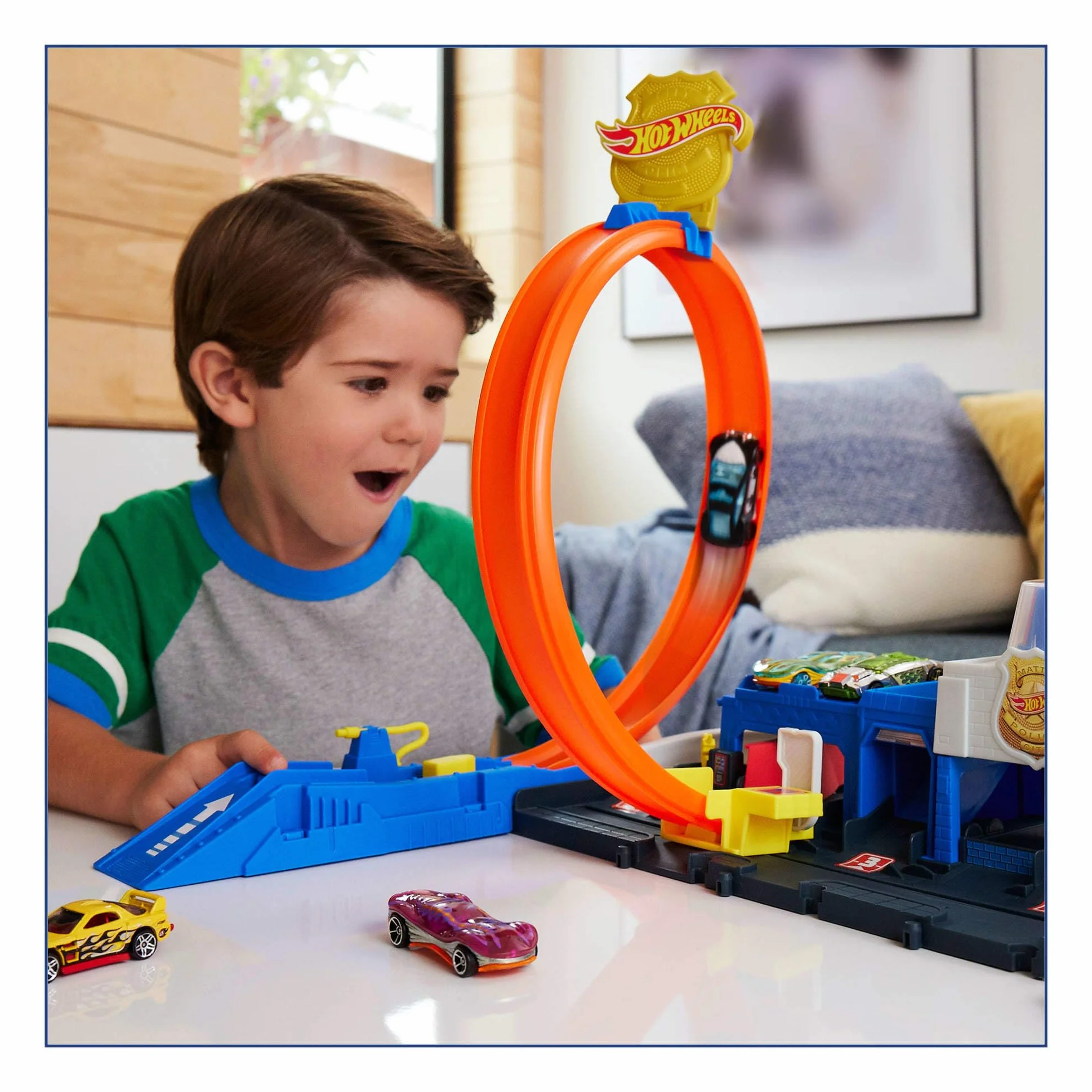 Hot Wheels City Posterunek policji Super Pętla Zestaw do zabawy, tor wyścigowy, metalowy samochód zabawka w skali 1:64 i pętla rajdowa, JBM71