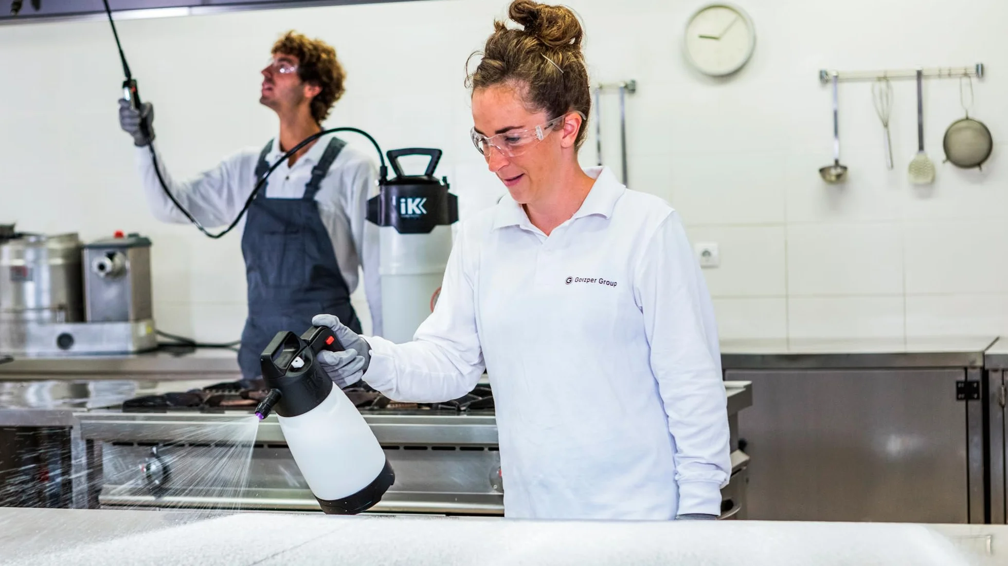 Profesjonalny opryskiwacz IK Foam Pro 2 - Pojemność użytkowa 1,25 l - Czyszczenie i dezynfekcja - Przeznaczony do kwasów i agresywnych chemikaliów - Ergonomia, wszechstronność i bezpieczeństwo