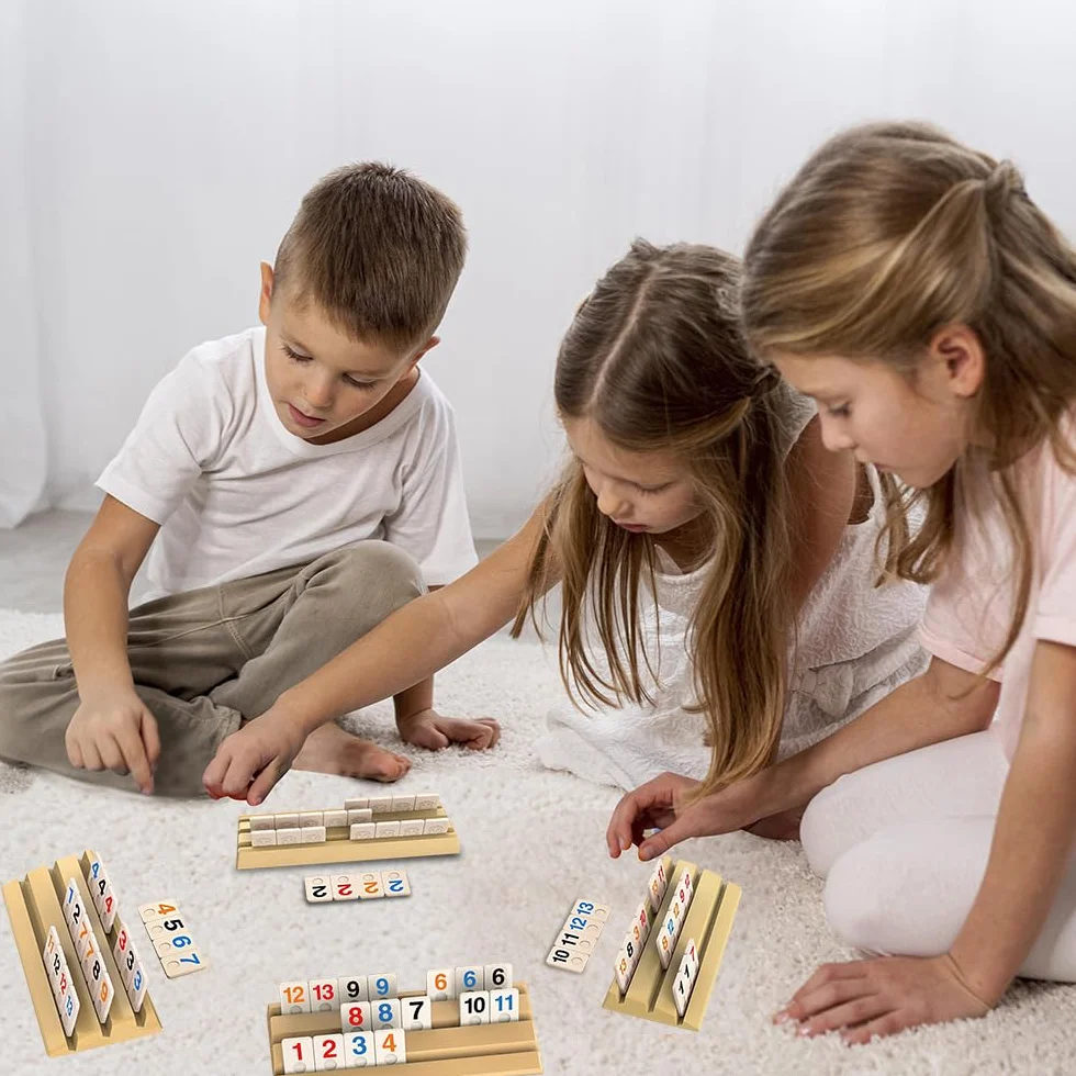 Zestaw mini Rummy z 114 kamieniami do gry, 4 drewnianymi uchwytami na kamienie, 1 torba do przechowywania i instrukcja obsługi (może nie być dostępna w języku polskim), interesująca gra Rummy