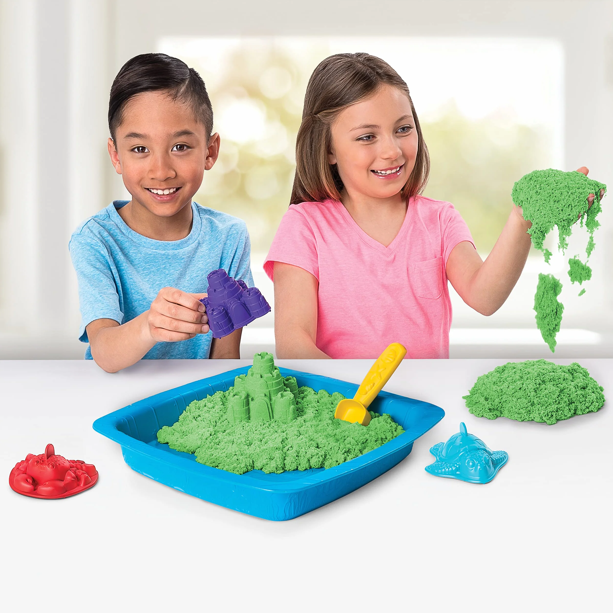 Kinetic Sand Box Set – z 454 g magicznego Kinetic Sand ze Szwecji w kolorze zielonym, 3 foremki i szufelka do kreatywnej zabawy w pomieszczeniach, od 3 lat