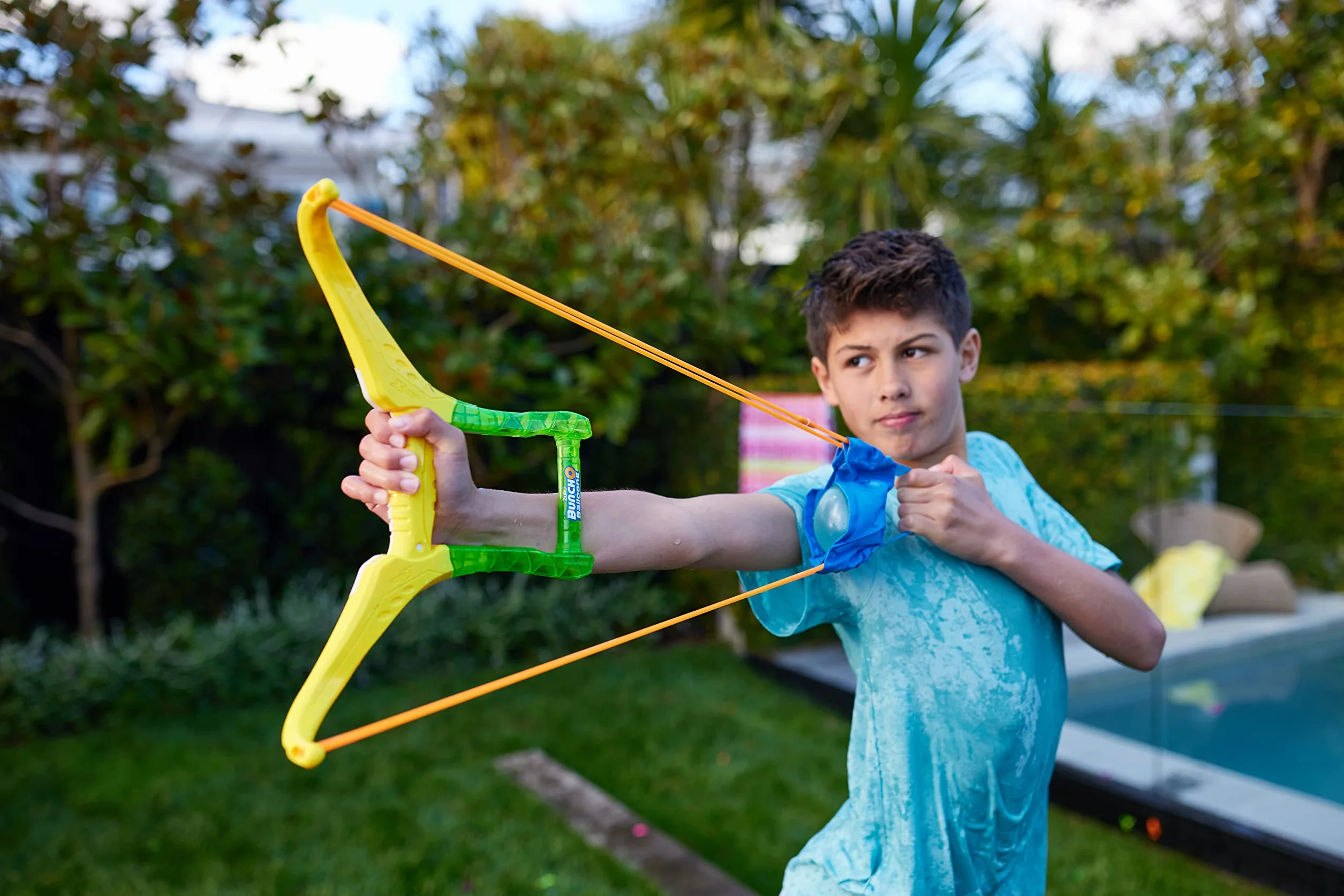 ZURU - BUNCH O BALLOONS - Tropical Party Arc Slingshot - 100 bombek wodnych - Gra na świeżym powietrzu - Gra wodna - 56494