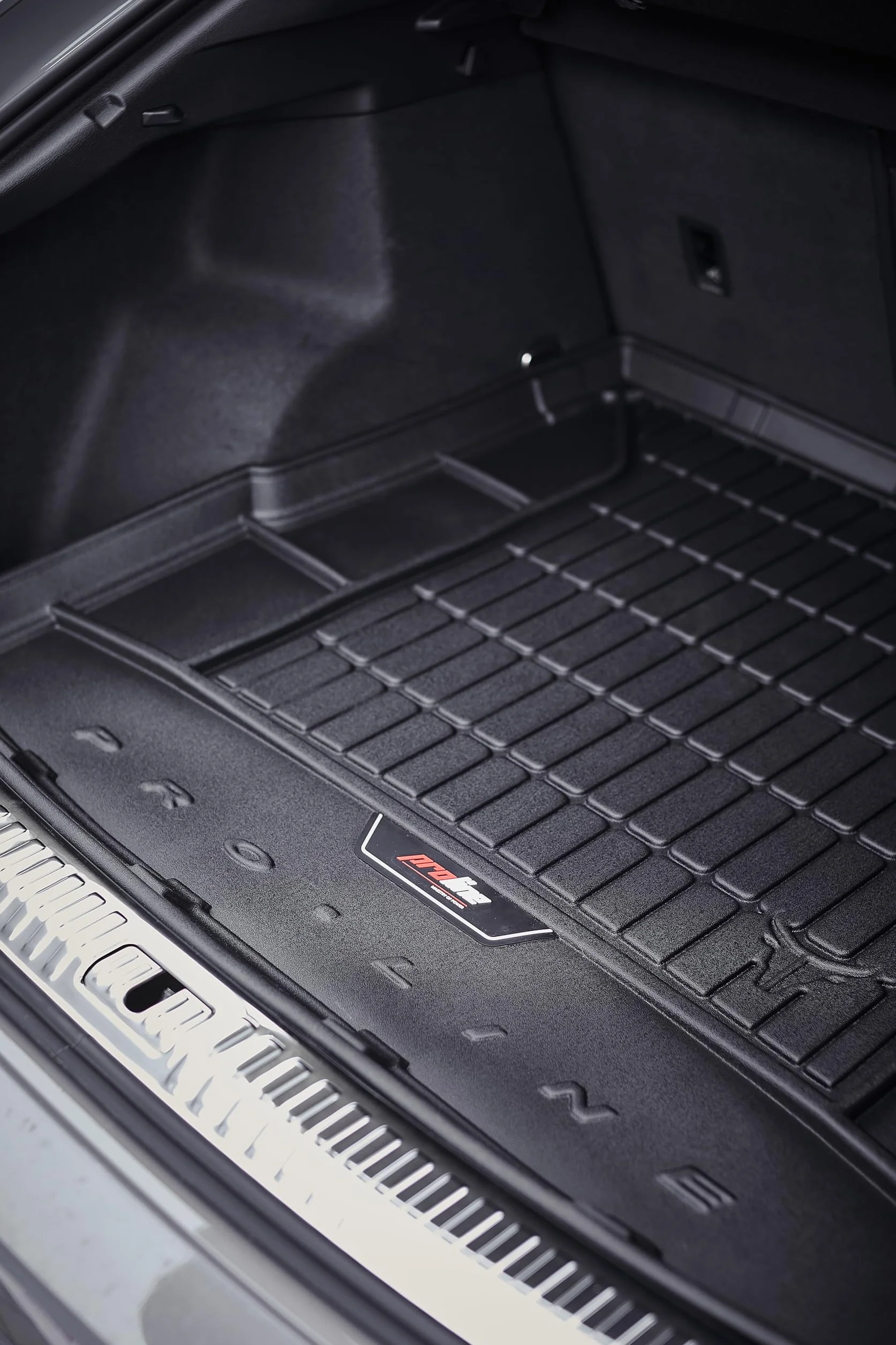 FROGUM ProLine 3D z logo gumowa eskluzywna mata do bagażnika dopasowana do Ford S-Max II 2014-2023 | Wygodny organizer | Najwyższe ranty | Stylowy design