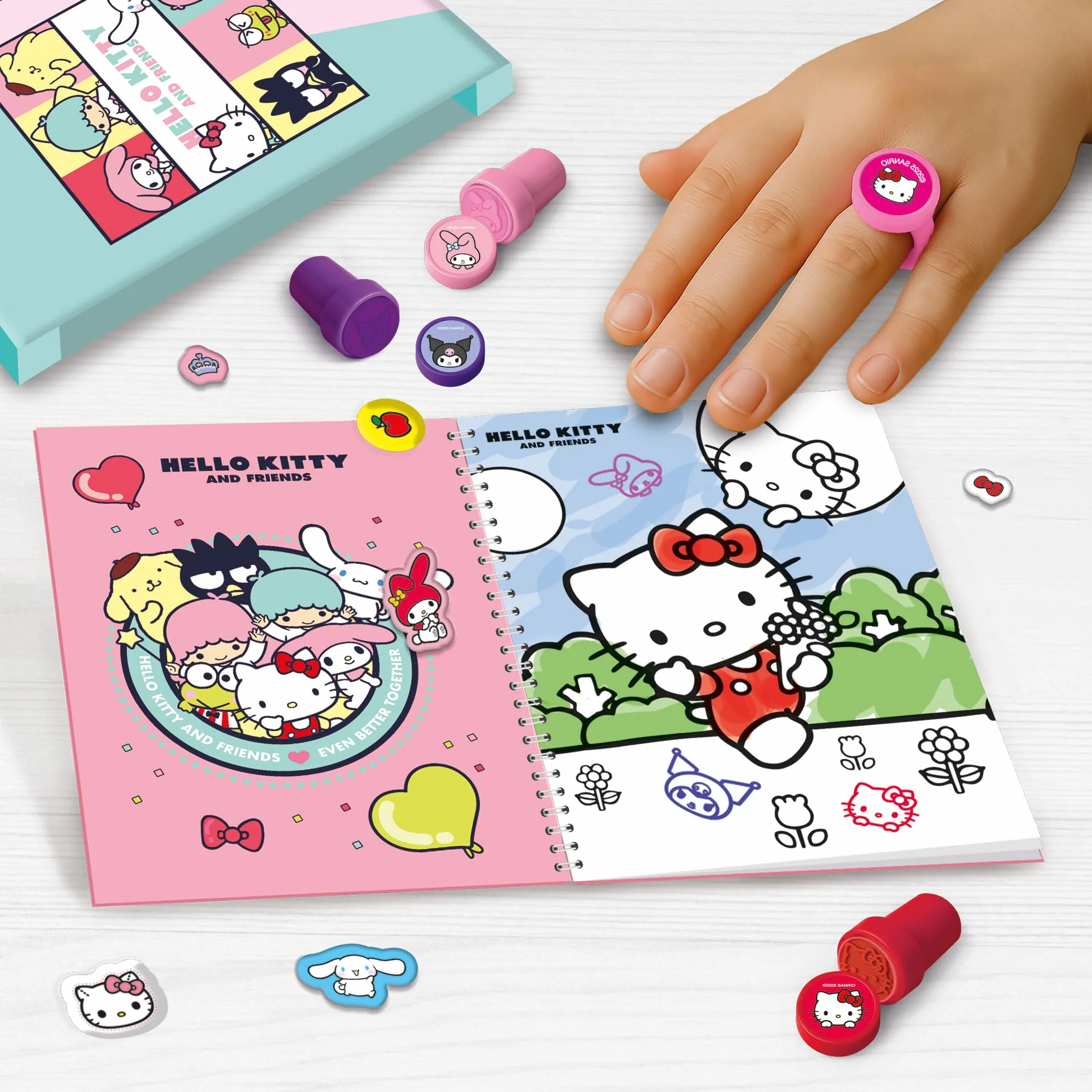 Lisciani – HELLO KITTY AND FRIENDS – kolorowanka z naklejkami i pieczątkami dla dzieci w wieku 5+ – 16 stron z 3 znaczkami, pieczęcią pierścieniową i puszystymi naklejkami – kreatywny zestaw