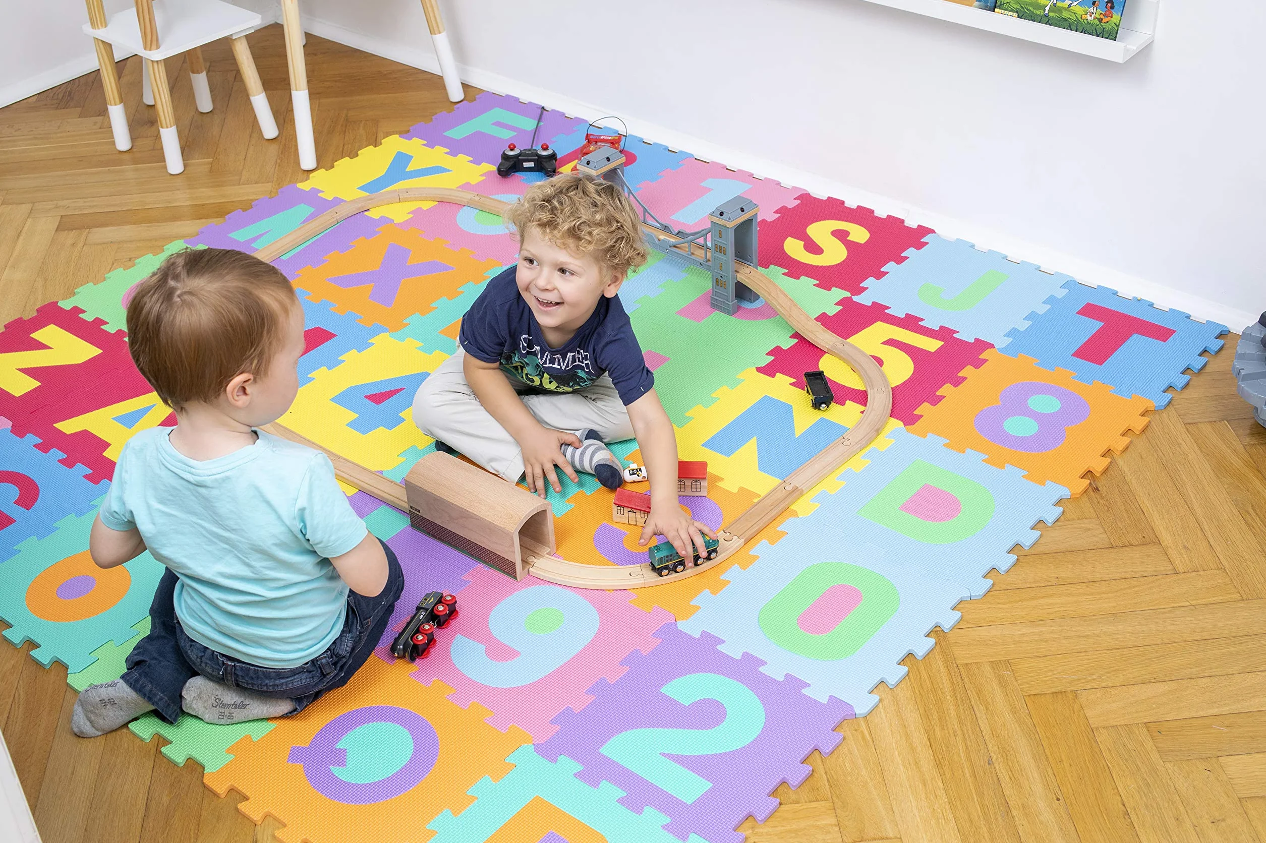 KIDUKU Mata z piankowych puzzli o wymiarach 189 x 189 cm, zestaw 86 szt. puzzli, bezpieczna mata do układania dla niemowląt i małych dzieci, z cyframi i literkami.