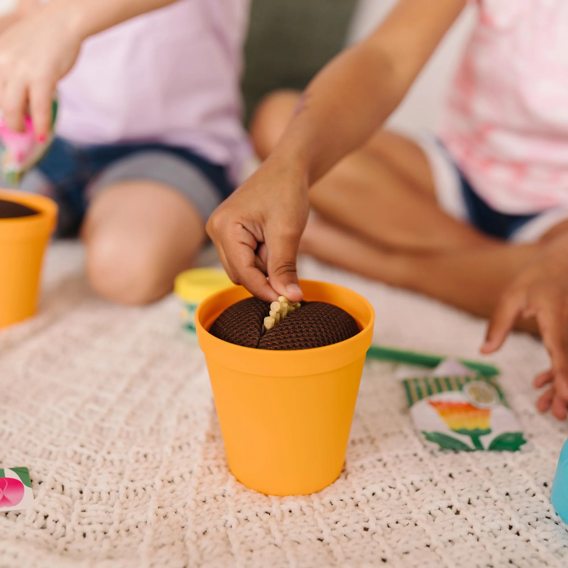 Melissa & Doug Let's Explore Flower Gardening zestaw do zabawy w ogrodzie, zabawka udawana | wiek 3 + | prezent dla chłopca lub dziewczyny