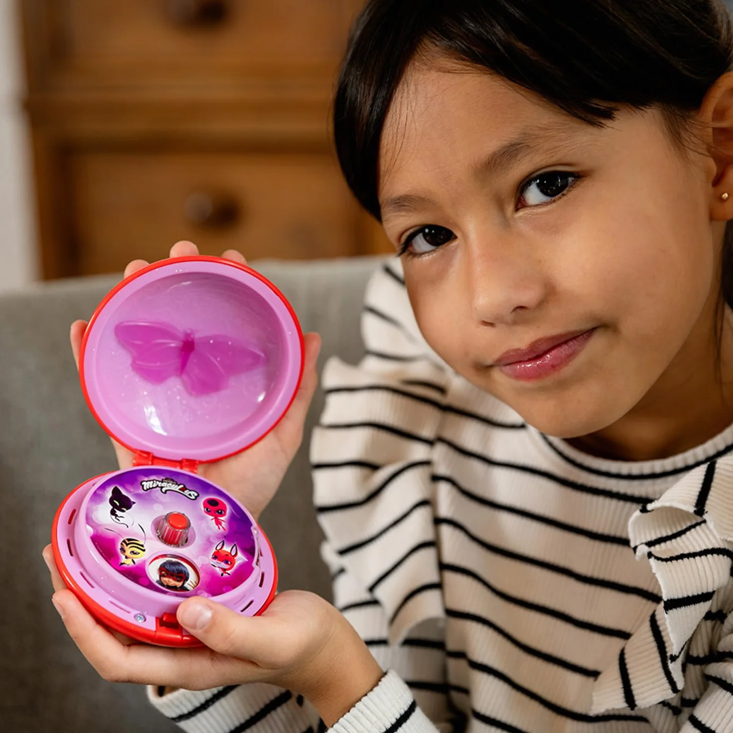 Bandai - Cudowna Biedronka - Magiczny Telefon Biedronki - Akcesorium do przebrania się za Biedronkę/Akcesorium do zabawy w role - Zabawka dźwiękowa i świetlna - Mówi po francusku - P50629
