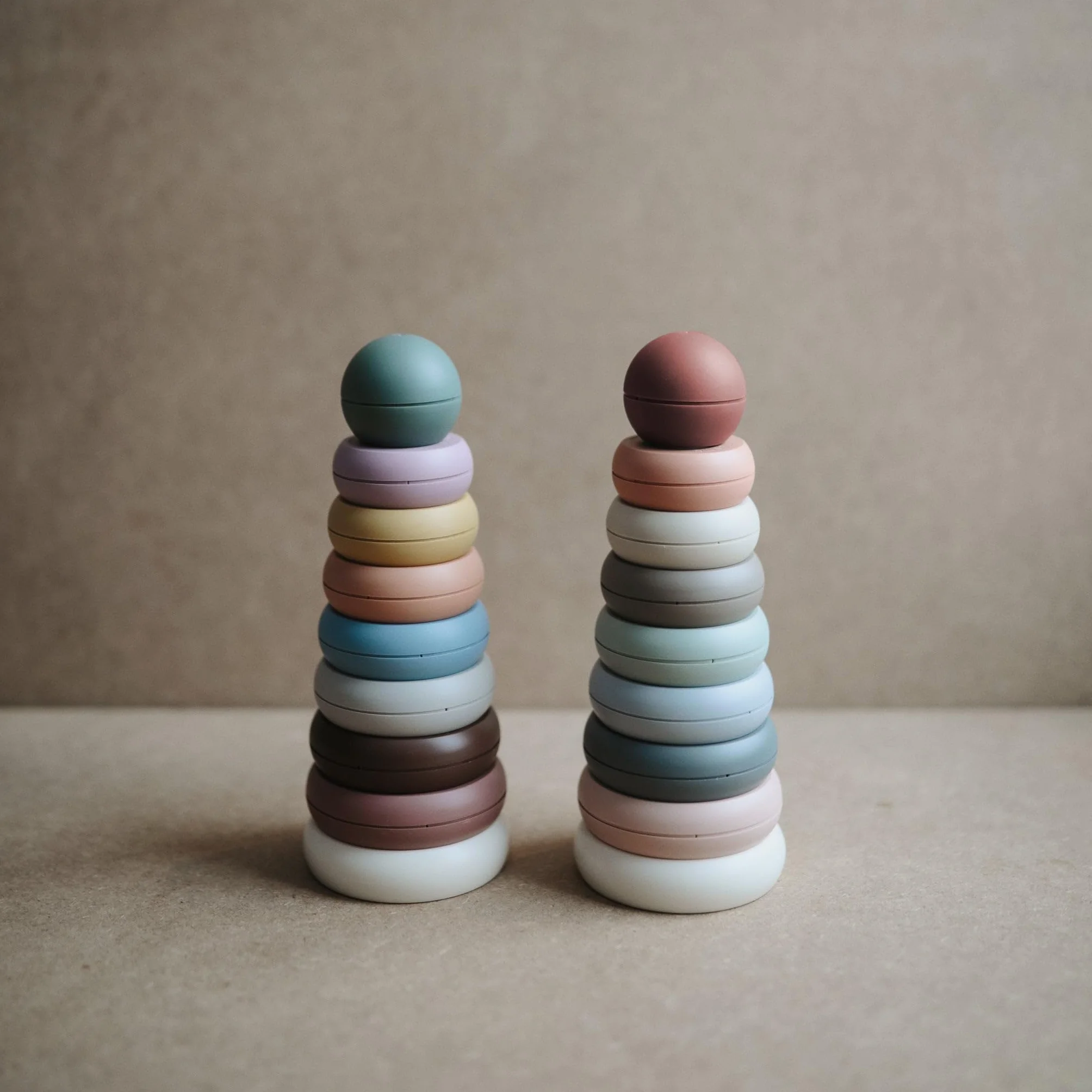 Mushie - Piramidka sensoryczna Ring Tower RUSTIC