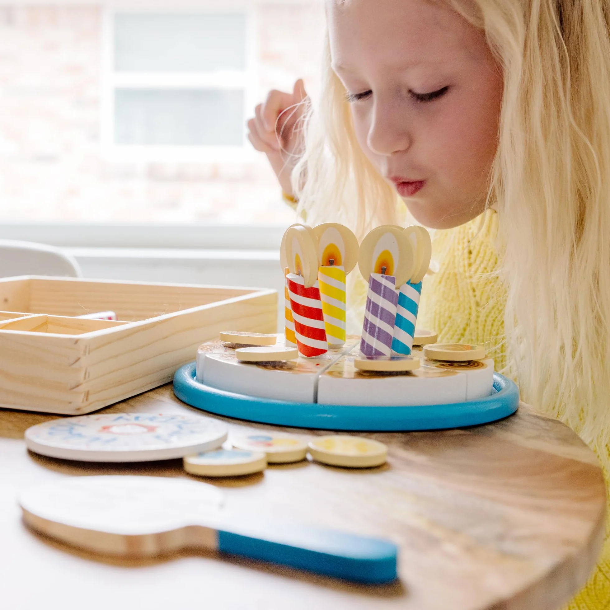 Melissa & Doug Drewniany Tort Urodzinowy | Udawaj Odtwórz | Drewniana zabawka do zabawy dla dzieci | 3+ | Prezent dla chłopca lub dziewczynki
