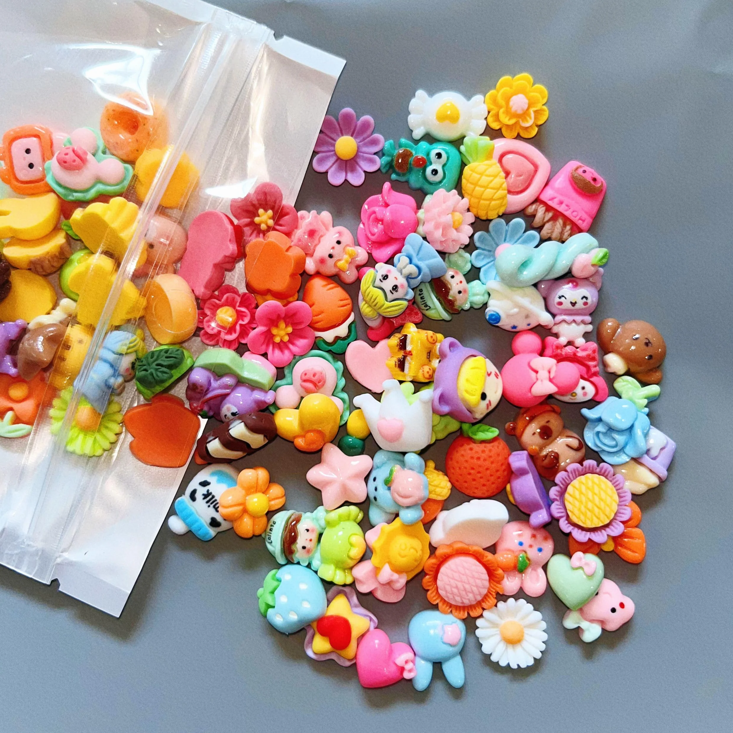 Tokaneit Urocze Zawieszki Paznokci Zywicy 100szt, Masowe Płaskie Zawieszki z Zywicy Slime Plecami, Losowy Styl, do Rzemiosła, Ornament Scrapbooking, Artykuły Dla Majsterkowiczów