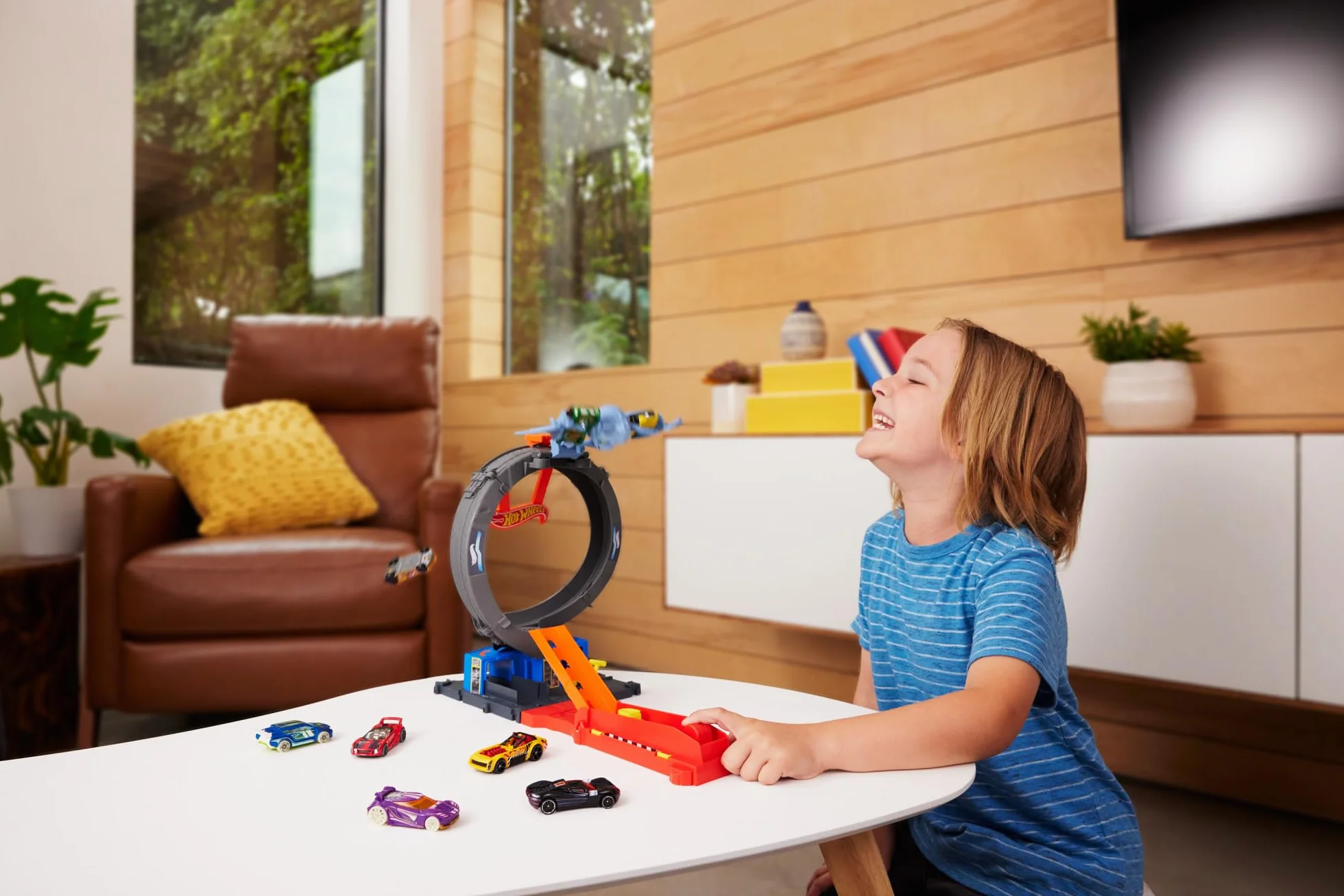 Hot Wheels City Let's Race – Na start! - Netflix - Pętla nietoperza Zestaw z pętlą do dostosowania, wyrzutnią i samochodzikiem w skali 1:64, HTN78
