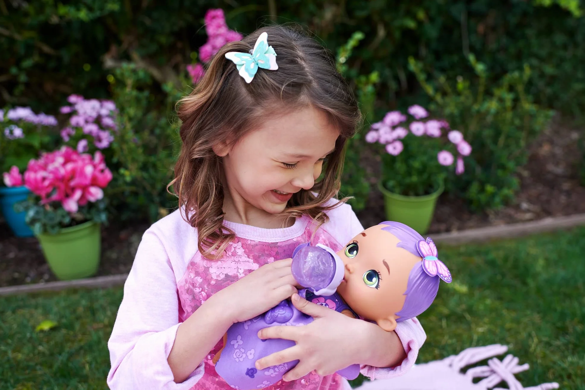 My Garden Baby Bobasek-Motylek Karmienie i przewijanie Lalka fioletowa (ok 30 cm) z pieluszką wielokrotnego użytku, zdejmowanymi skrzydełkami i ubrankiem, dla dzieci od 2 roku życia, GYP11